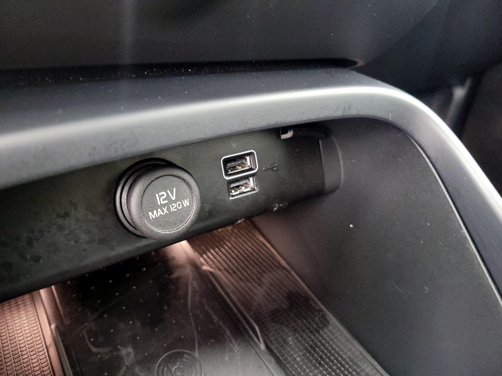 Thumbnail: 2022 Volvo XC40 - 19