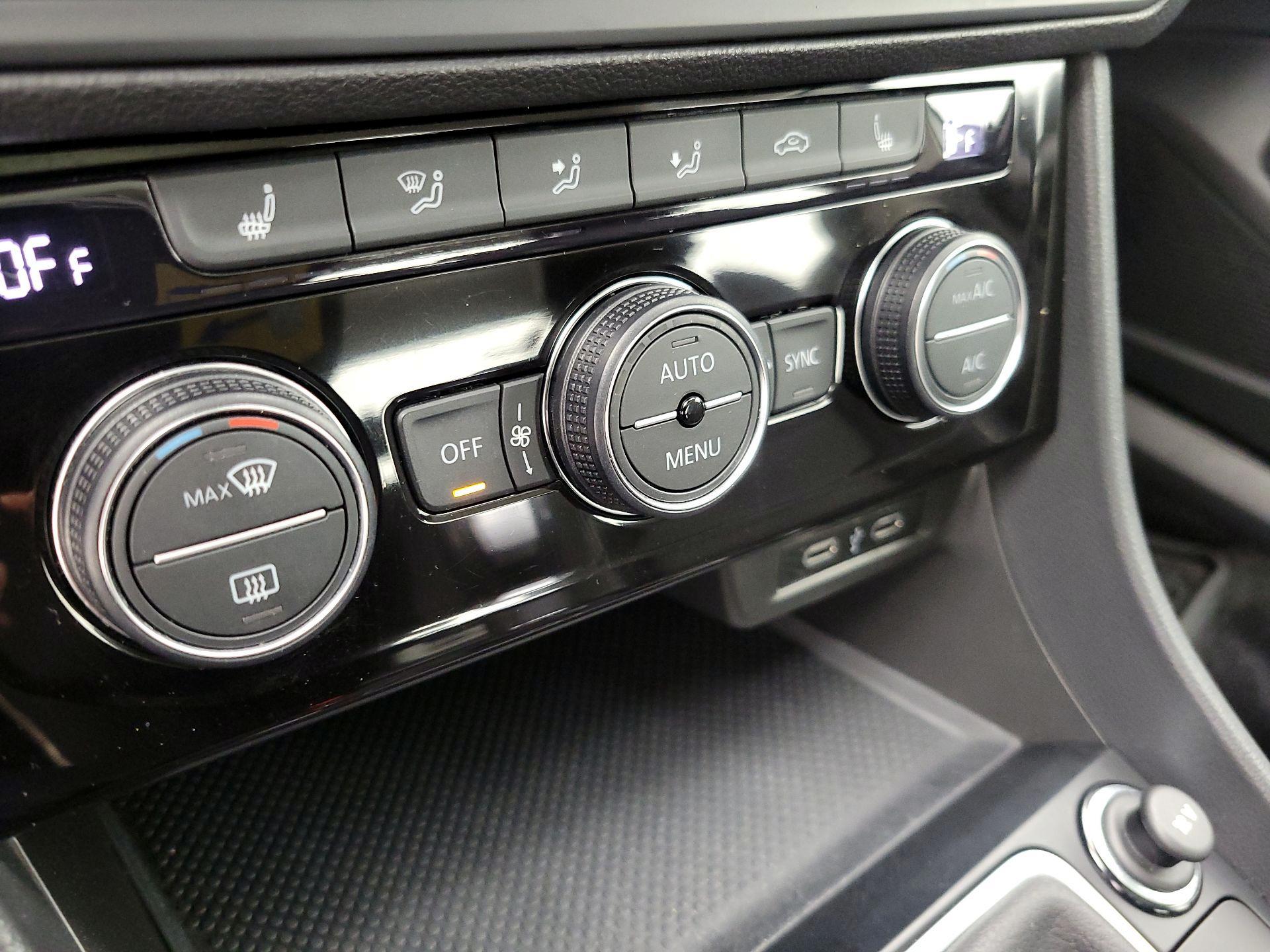 Thumbnail: 2023 Volkswagen Jetta - 16