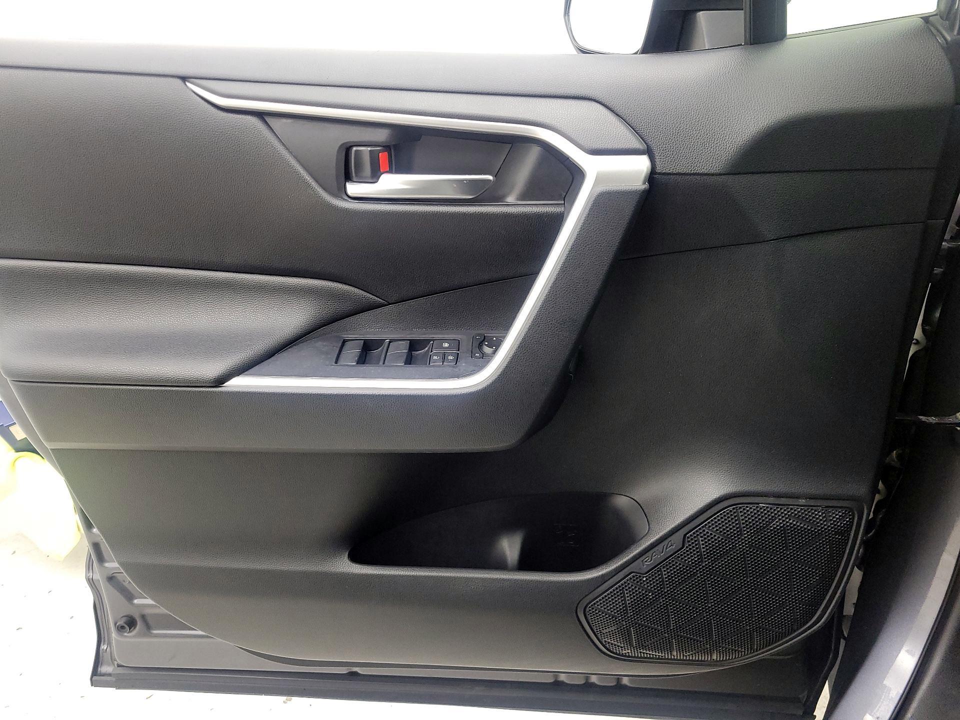 Thumbnail: 2019 Toyota RAV4 - 12