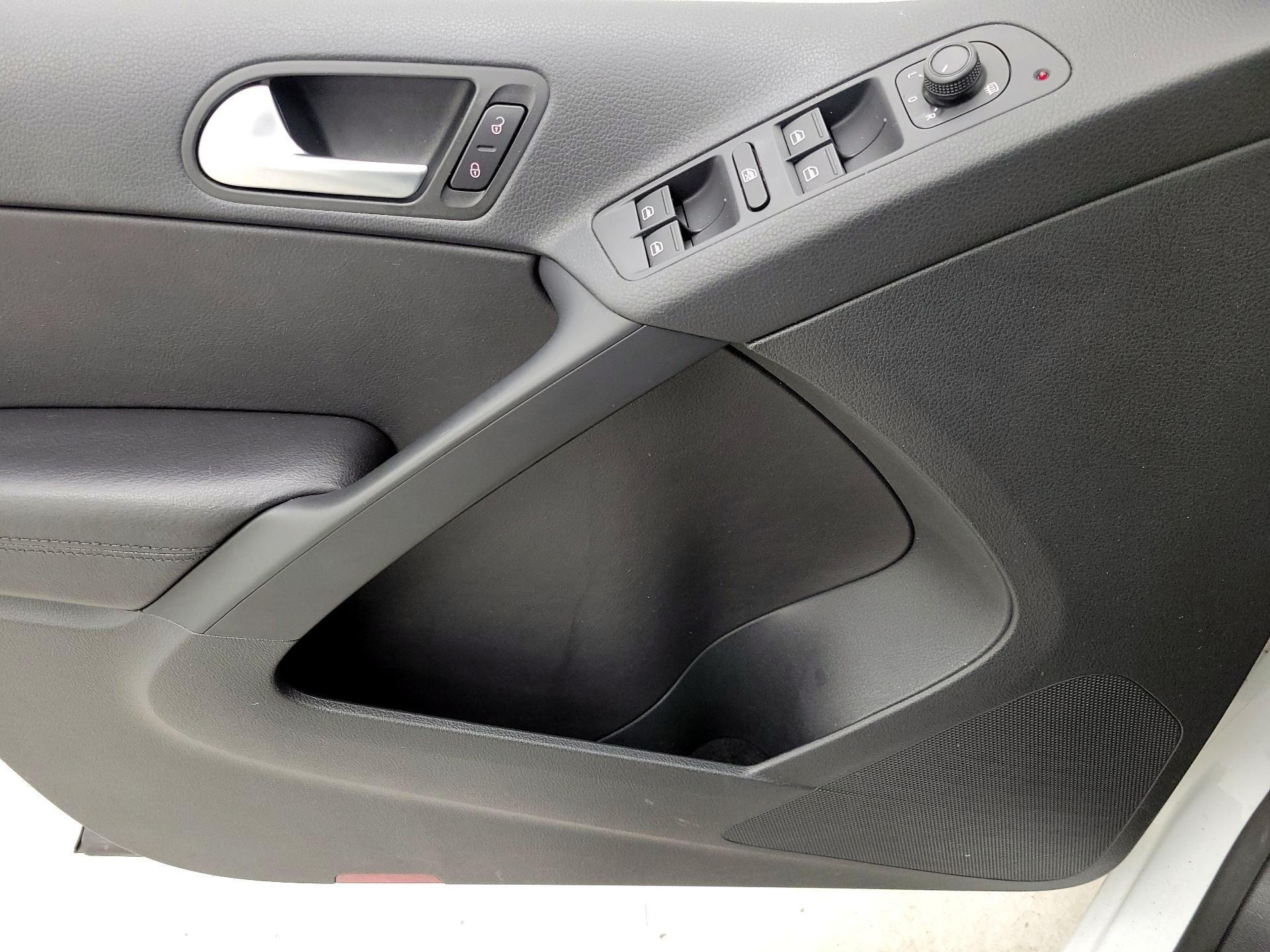 Thumbnail: 2016 Volkswagen Tiguan - 12