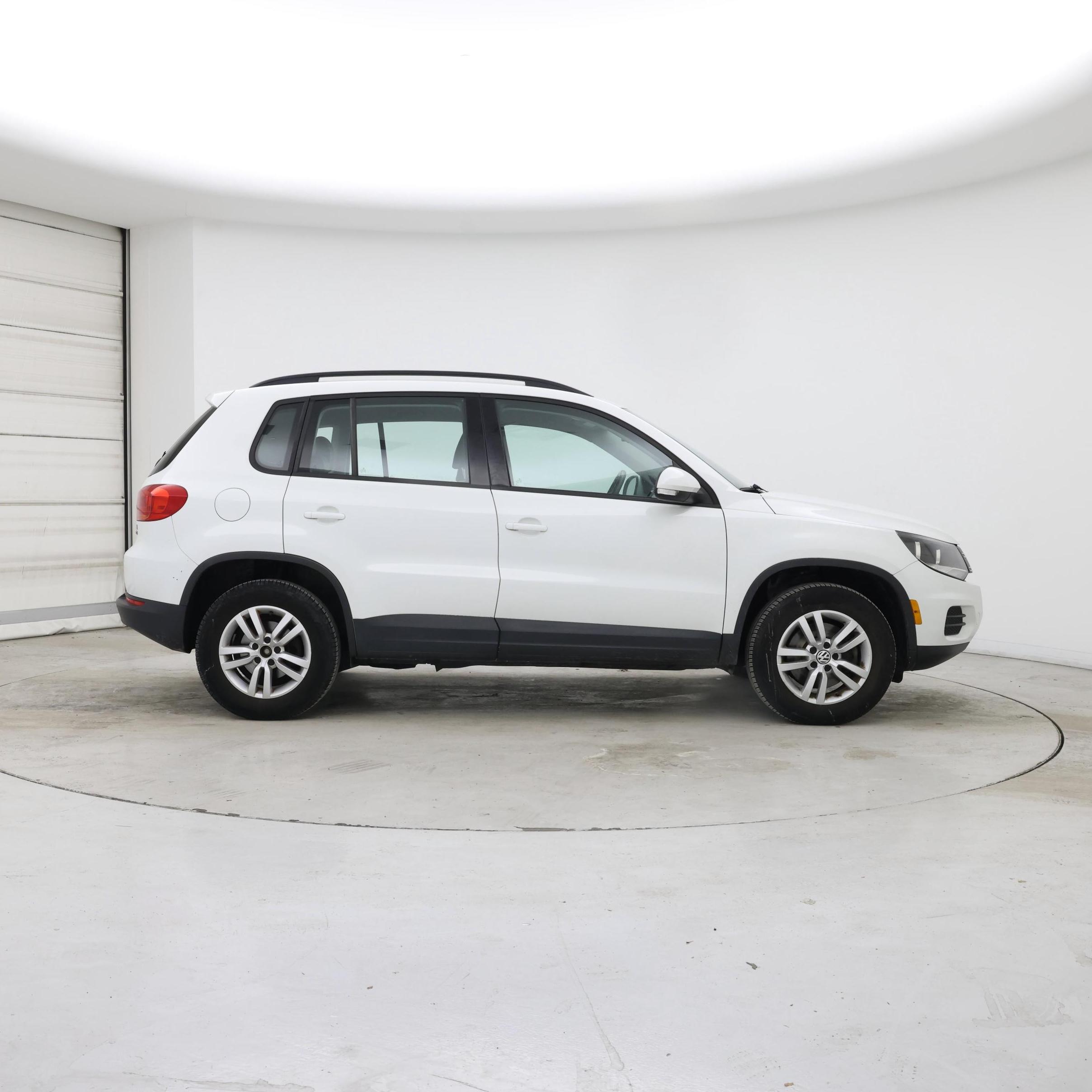 Thumbnail: 2016 Volkswagen Tiguan - 7