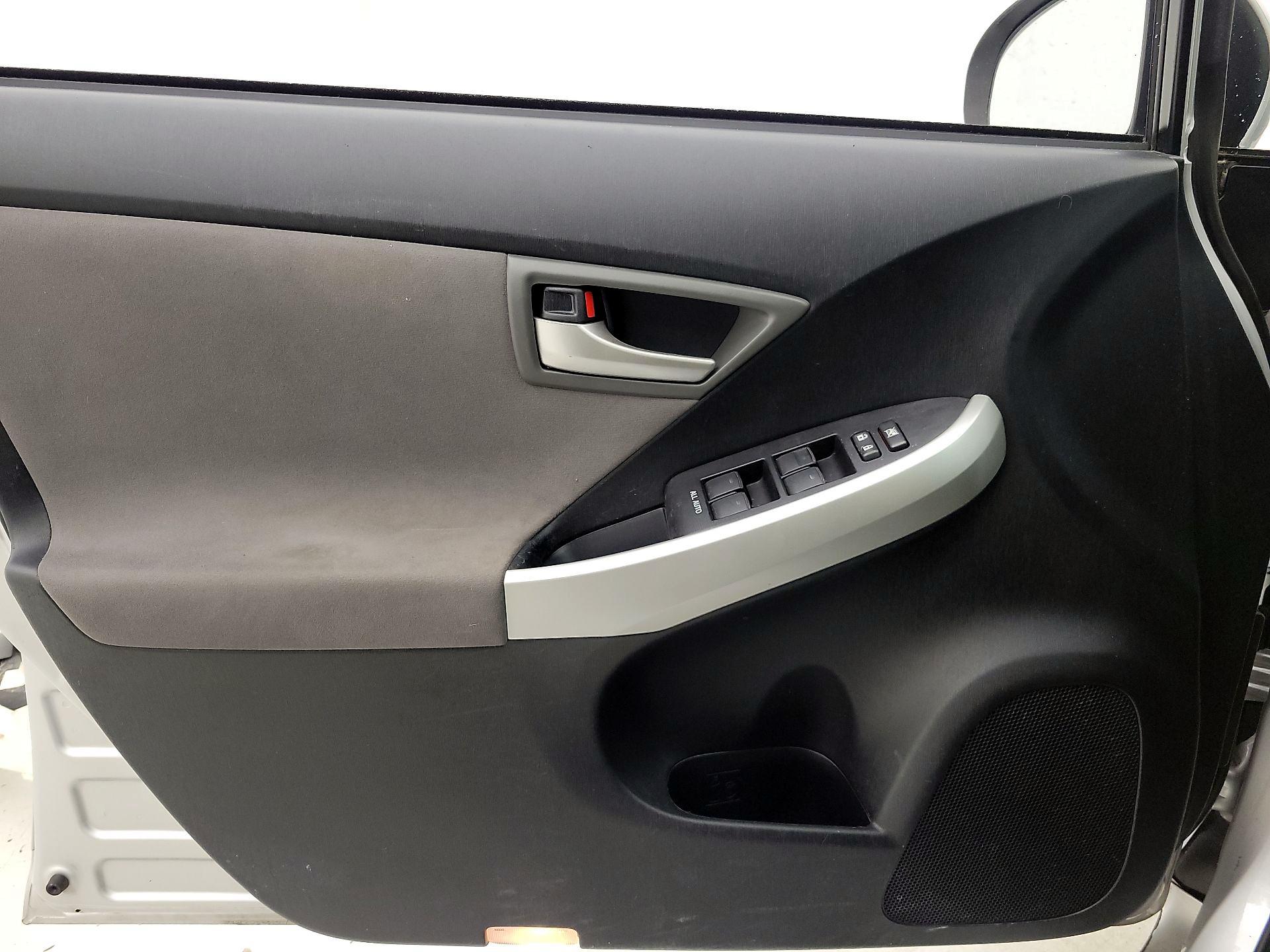 Thumbnail: 2015 Toyota Prius - 12