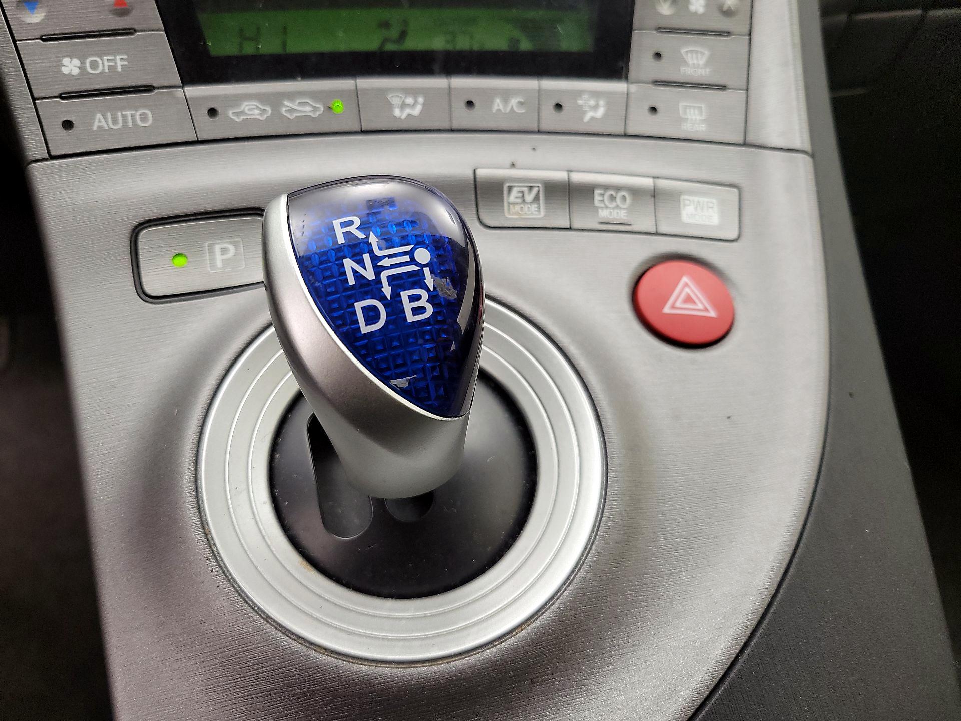 Thumbnail: 2015 Toyota Prius - 17