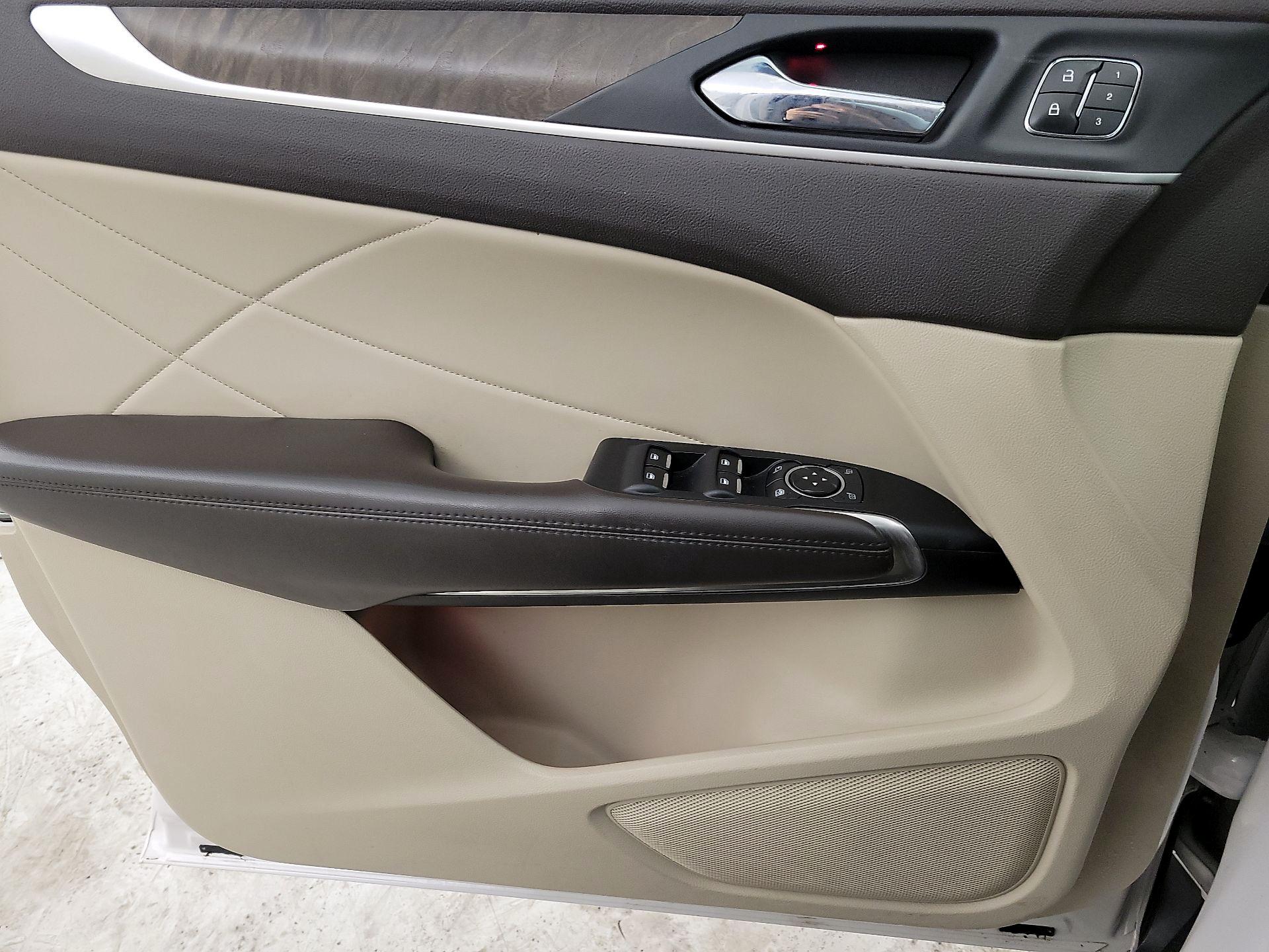 Thumbnail: 2019 Lincoln MKC - 10