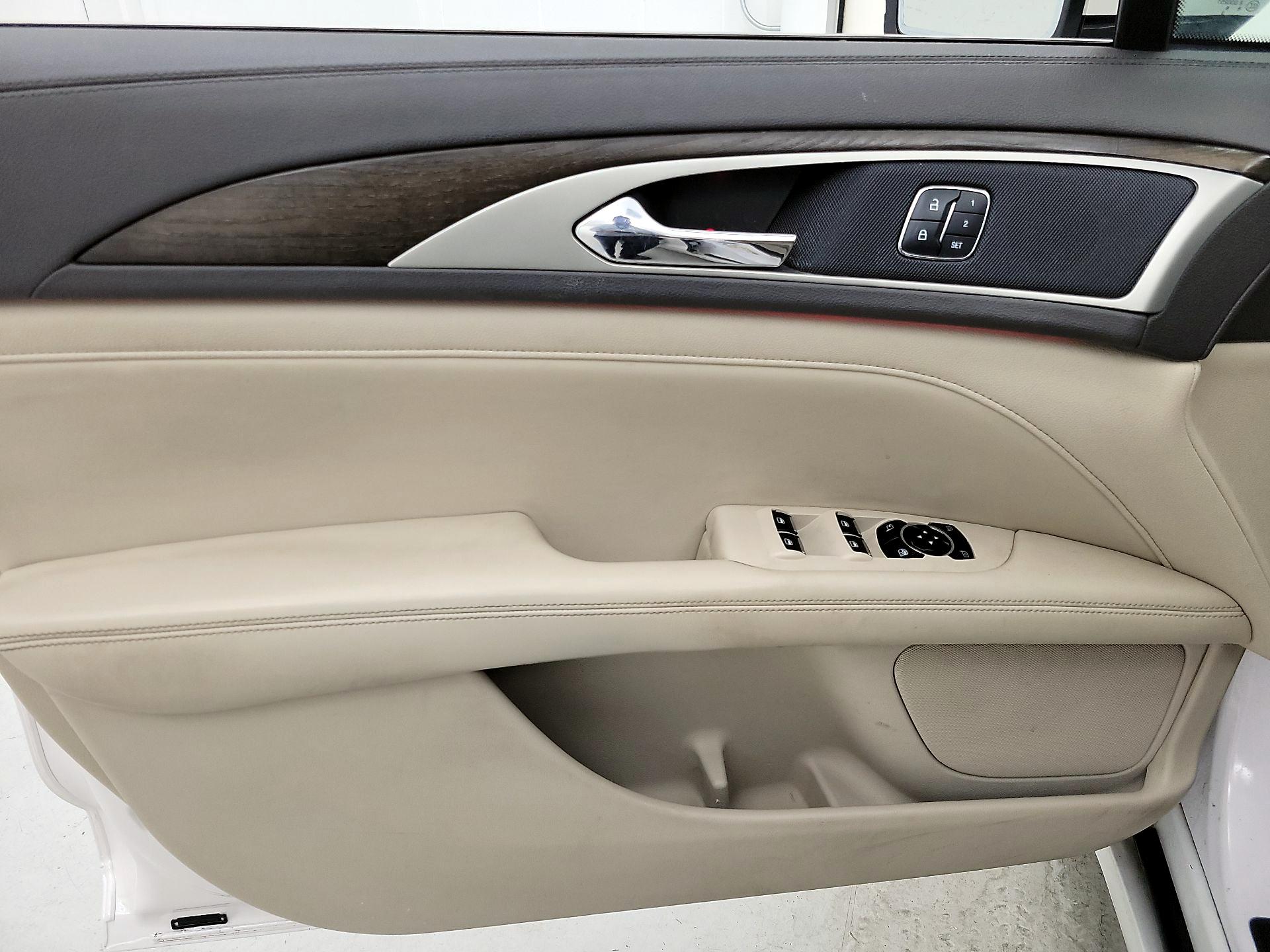 Thumbnail: 2017 Lincoln MKZ - 12