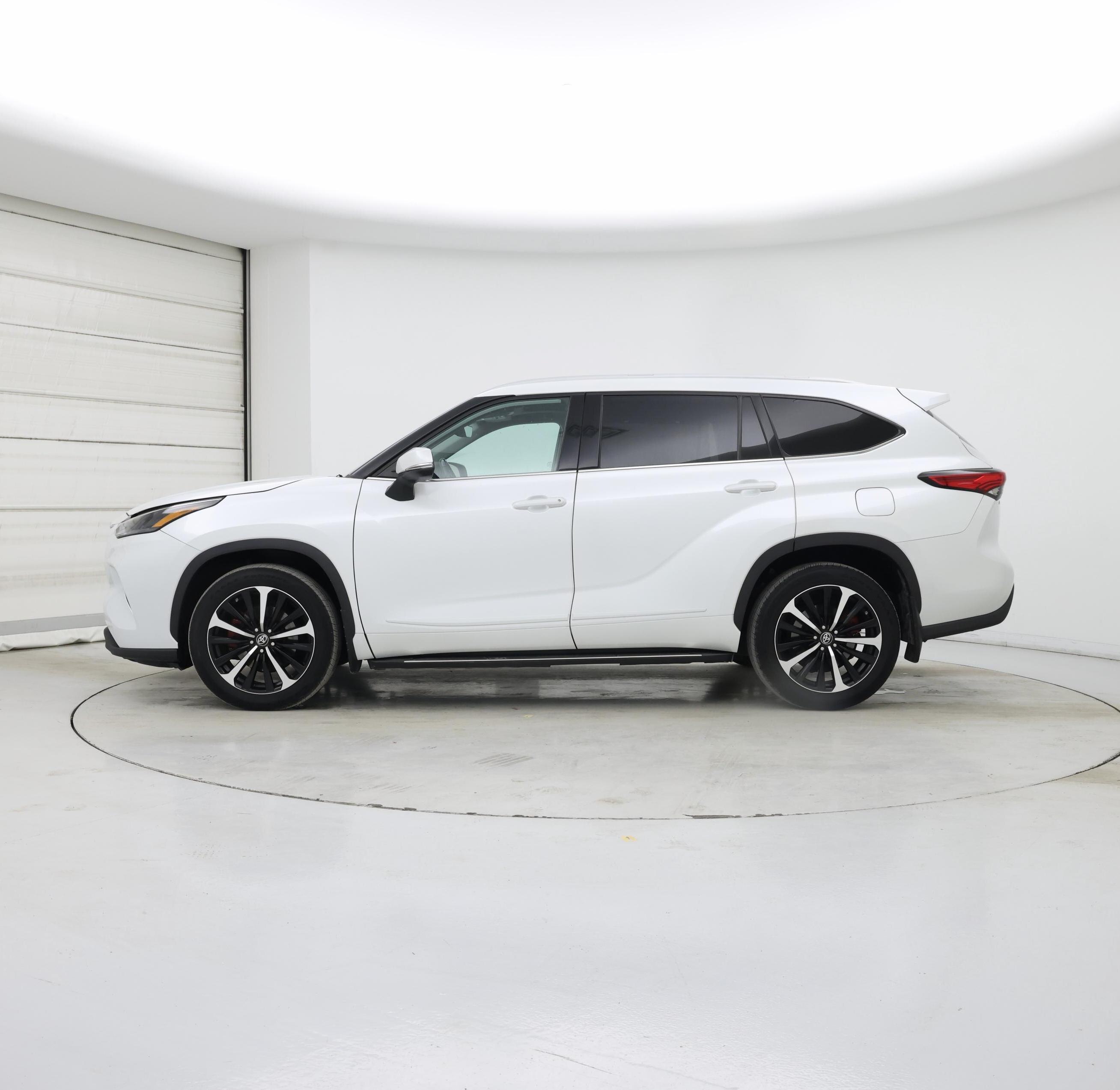 Thumbnail: 2022 Toyota Highlander - 3