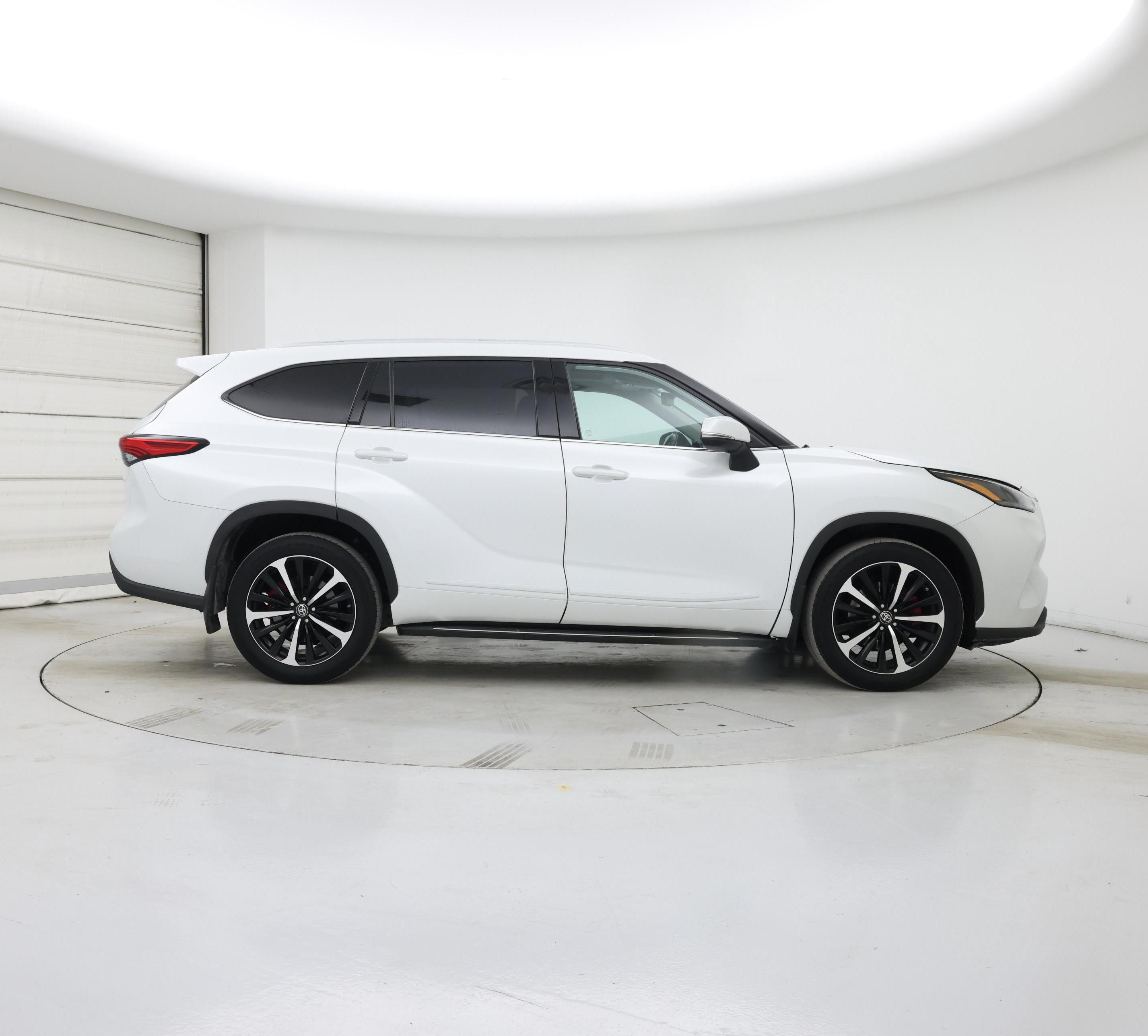 Thumbnail: 2022 Toyota Highlander - 7