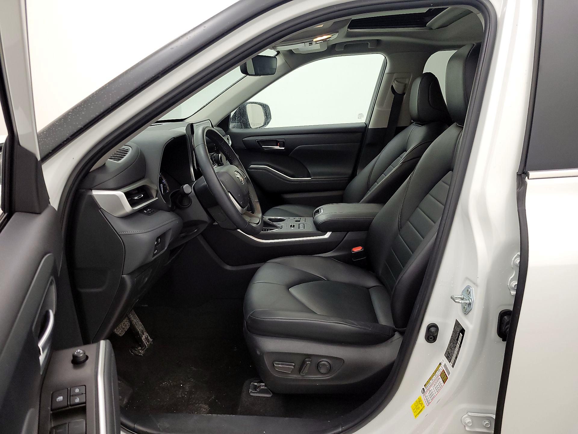 Thumbnail: 2023 Toyota Highlander - 11