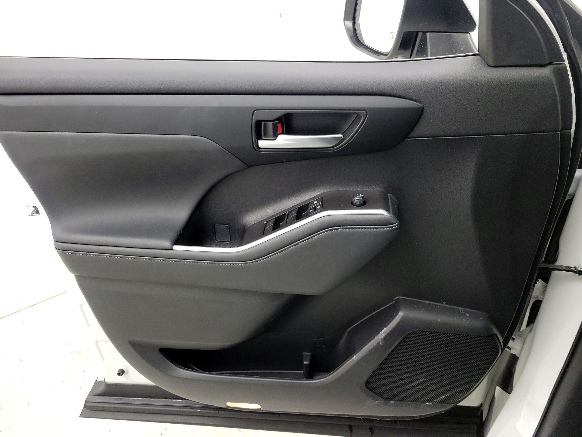 Thumbnail: 2023 Toyota Highlander - 12