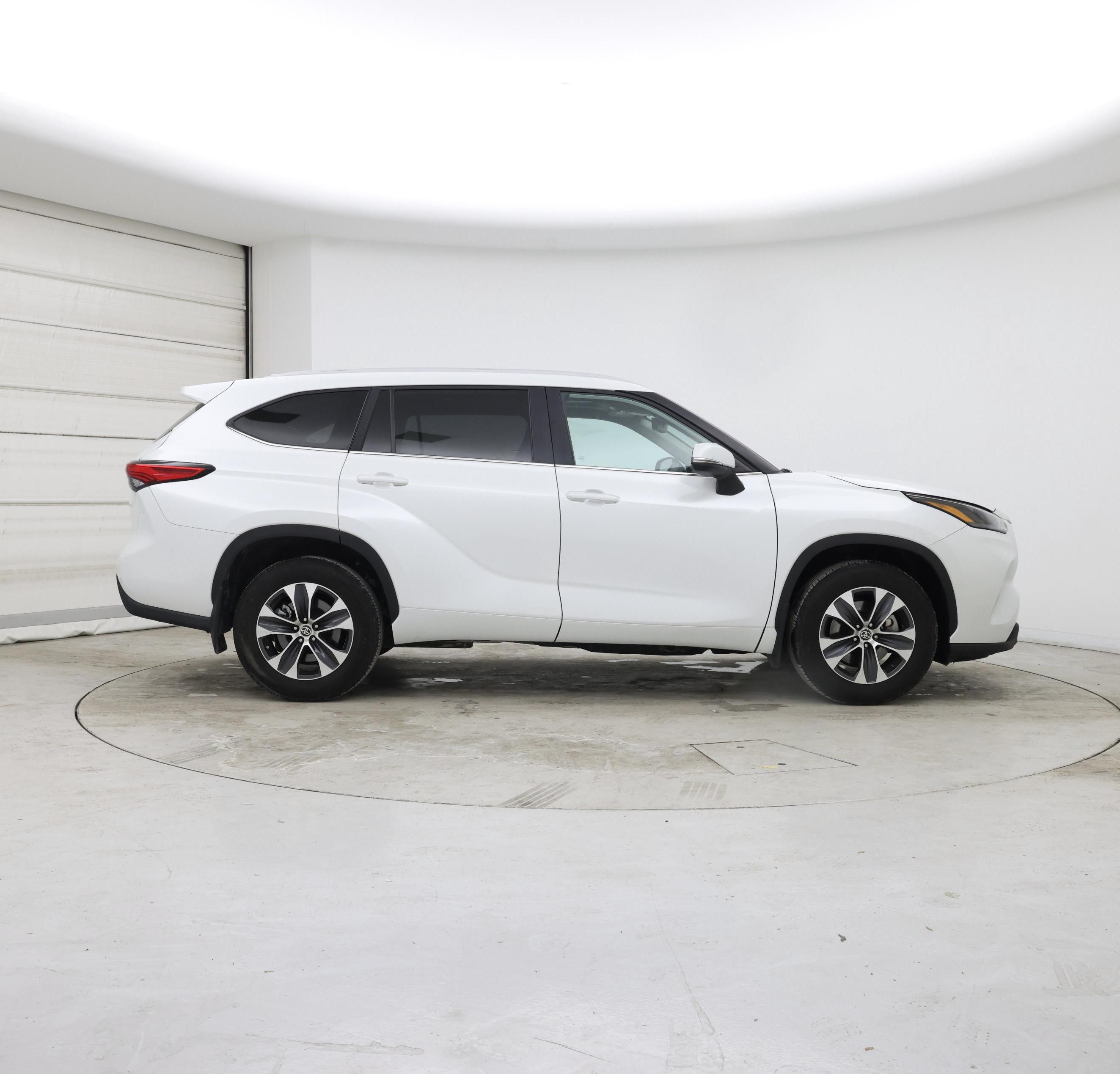 Thumbnail: 2023 Toyota Highlander - 7