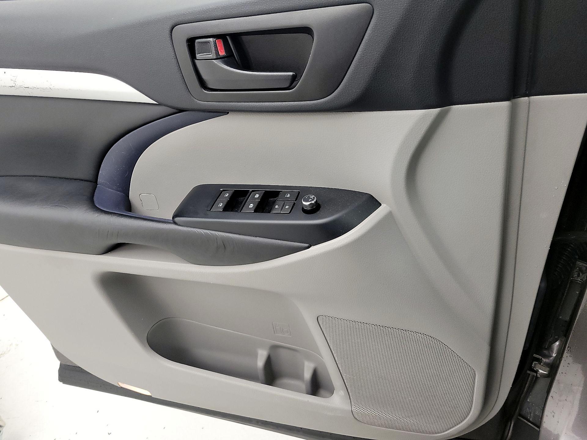 Thumbnail: 2019 Toyota Highlander - 12