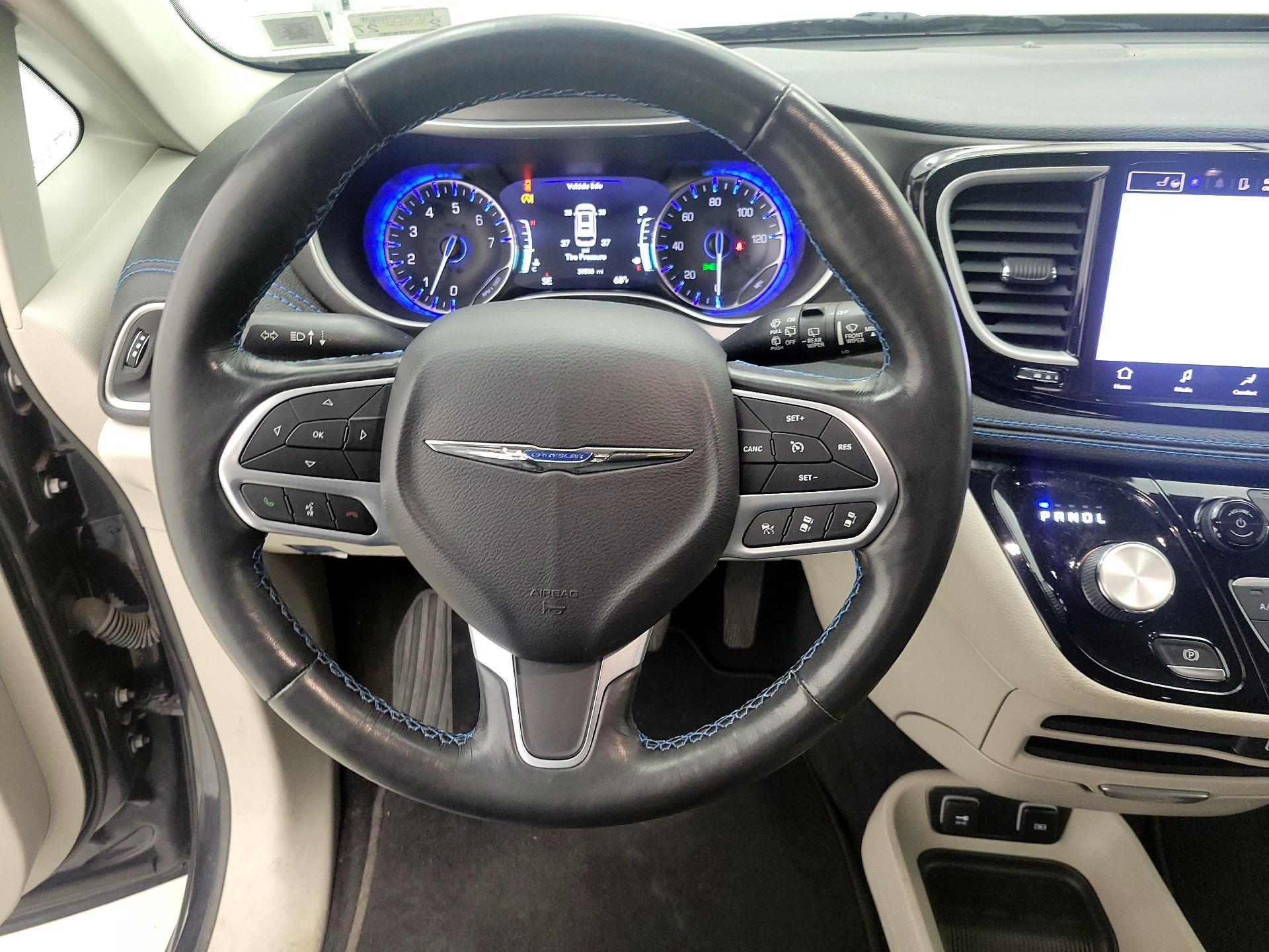 Thumbnail: 2021 Chrysler Pacifica - 10