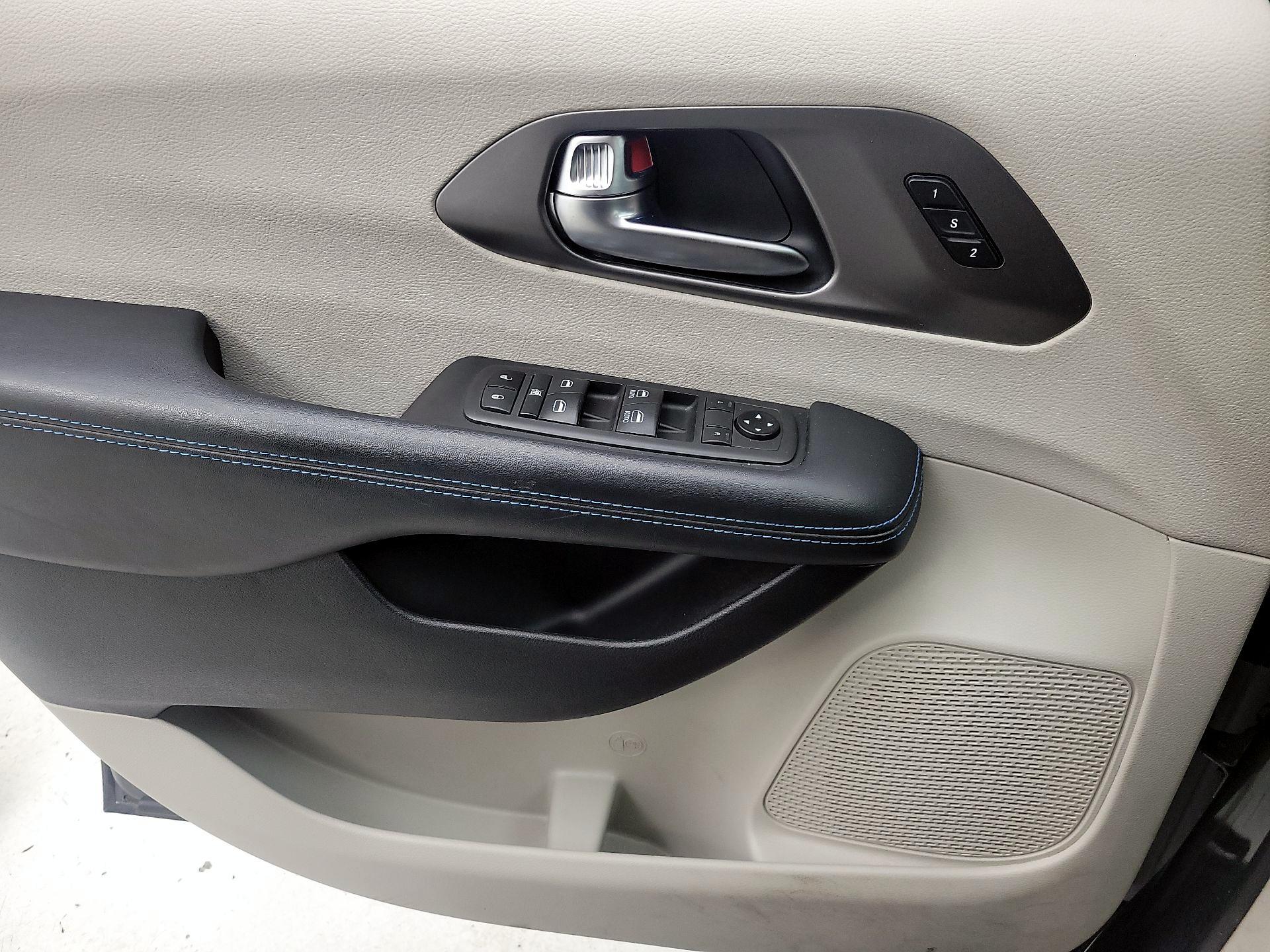 Thumbnail: 2021 Chrysler Pacifica - 12