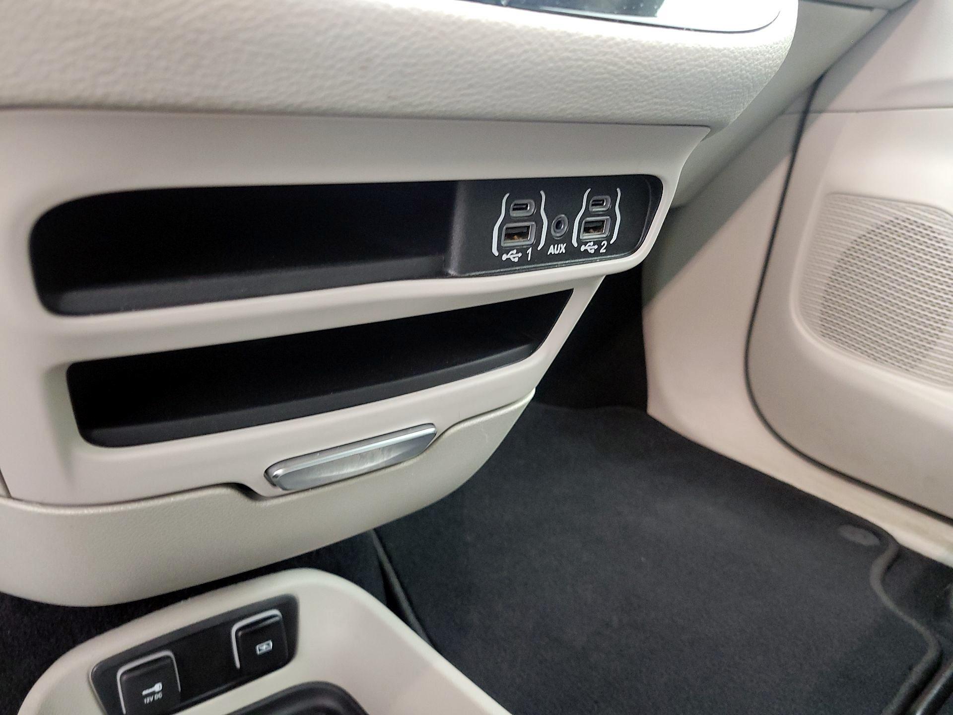 Thumbnail: 2021 Chrysler Pacifica - 18