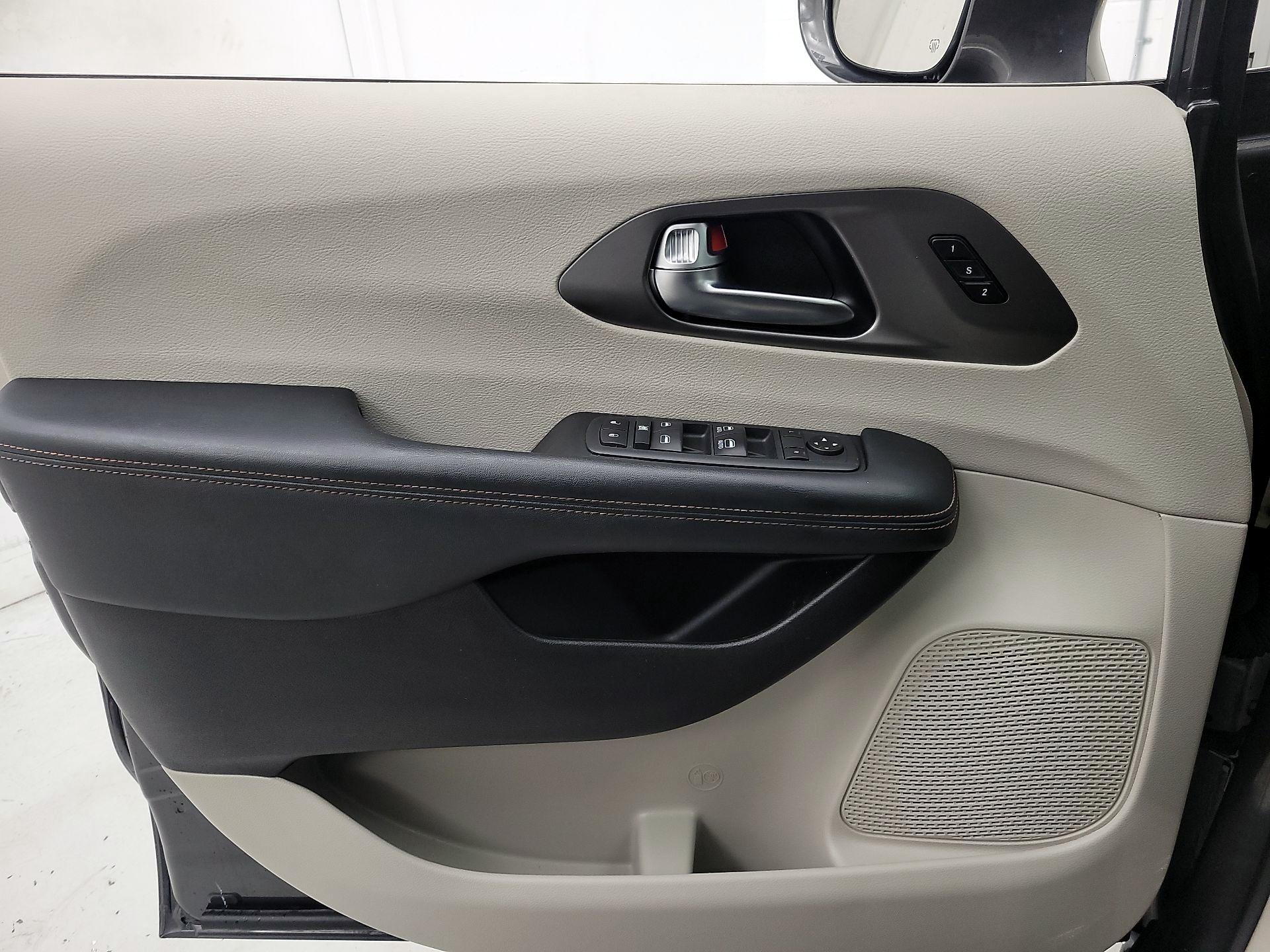 Thumbnail: 2020 Chrysler Pacifica - 12