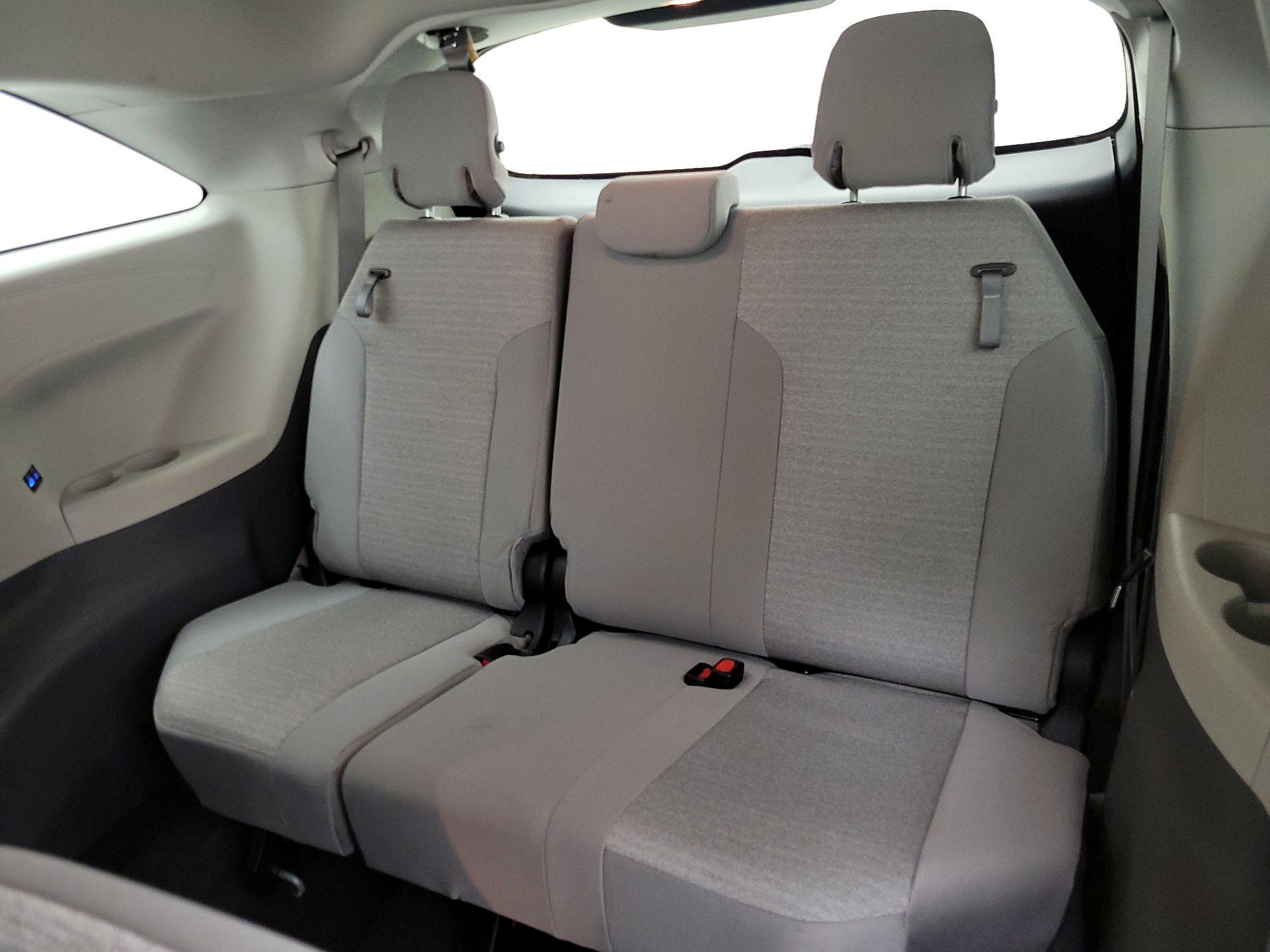 Thumbnail: 2021 Toyota Sienna - 18