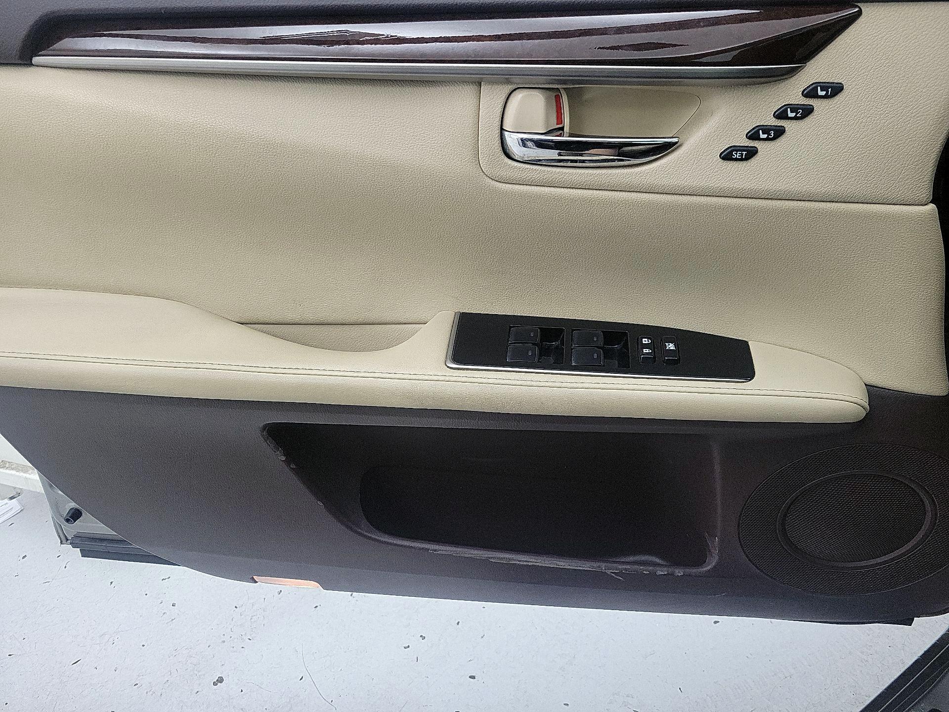 Thumbnail: 2018 Lexus ES - 12