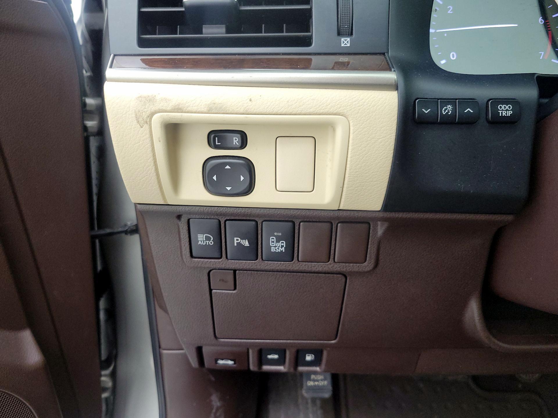 Thumbnail: 2018 Lexus ES - 13