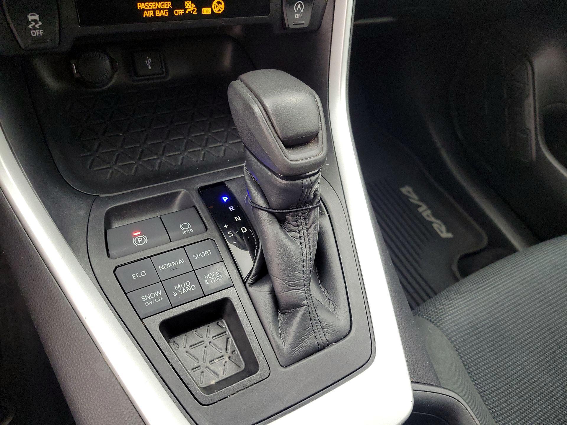 Thumbnail: 2020 Toyota RAV4 - 17