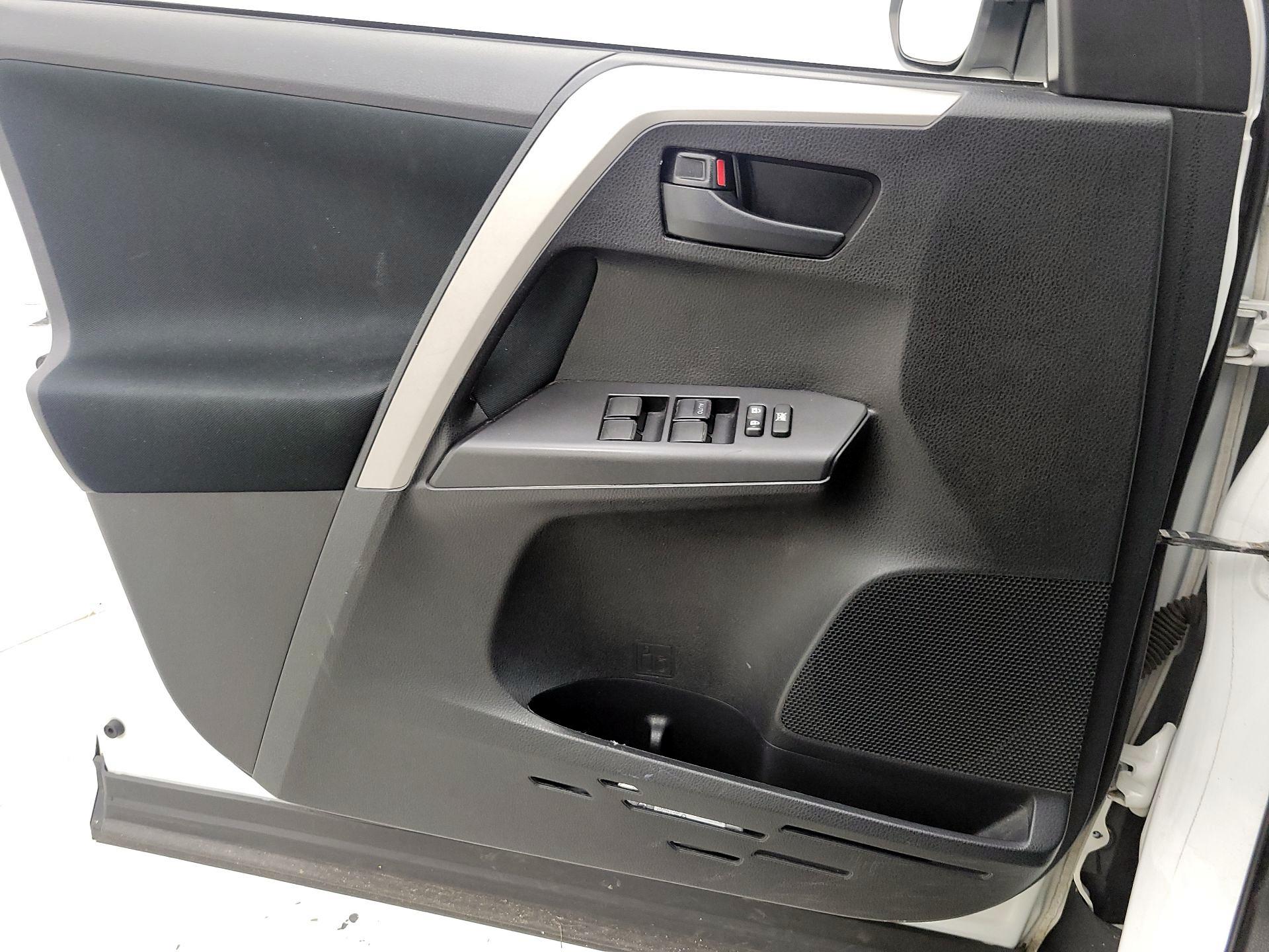 Thumbnail: 2018 Toyota RAV4 - 12