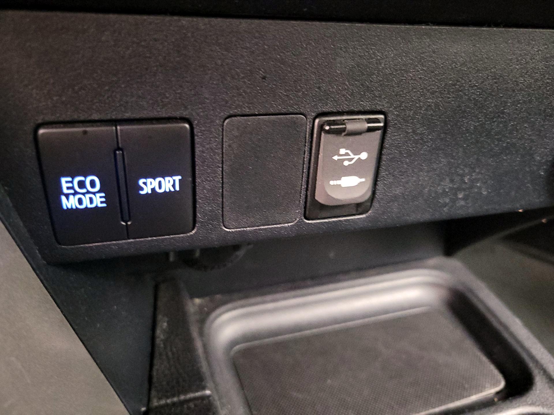 Thumbnail: 2018 Toyota RAV4 - 18