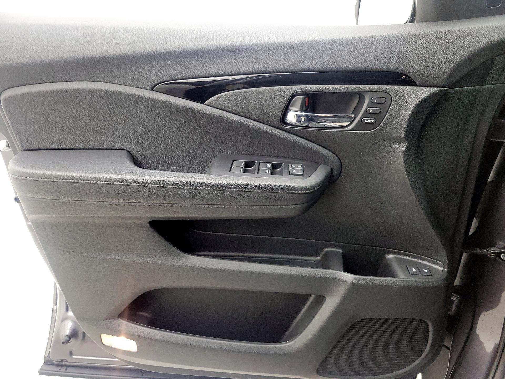 Thumbnail: 2019 Honda Pilot - 12