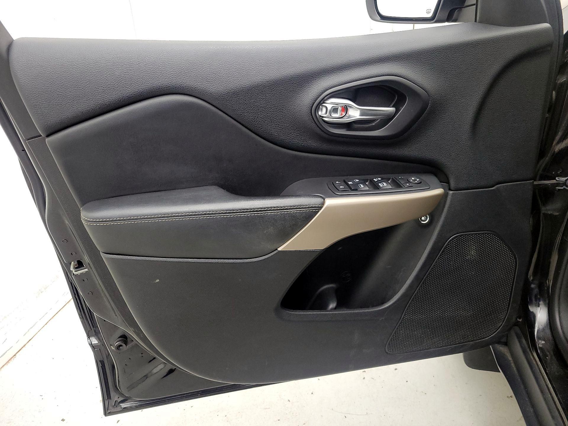 Thumbnail: 2017 Jeep Cherokee - 12