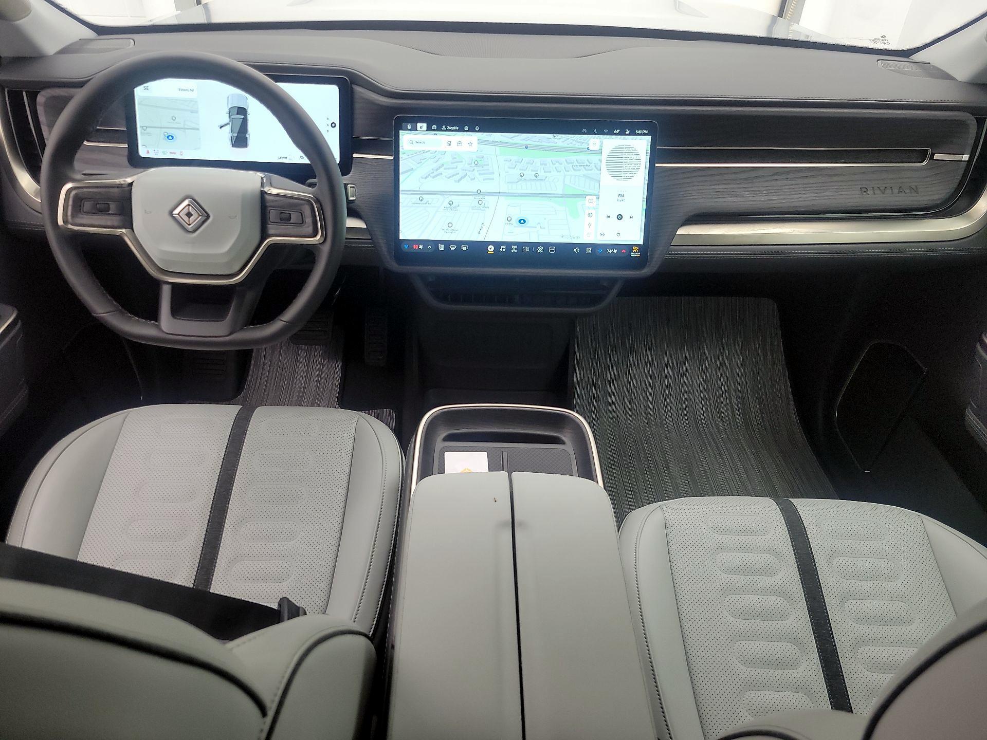 Thumbnail: 2025 Rivian R1S - 9
