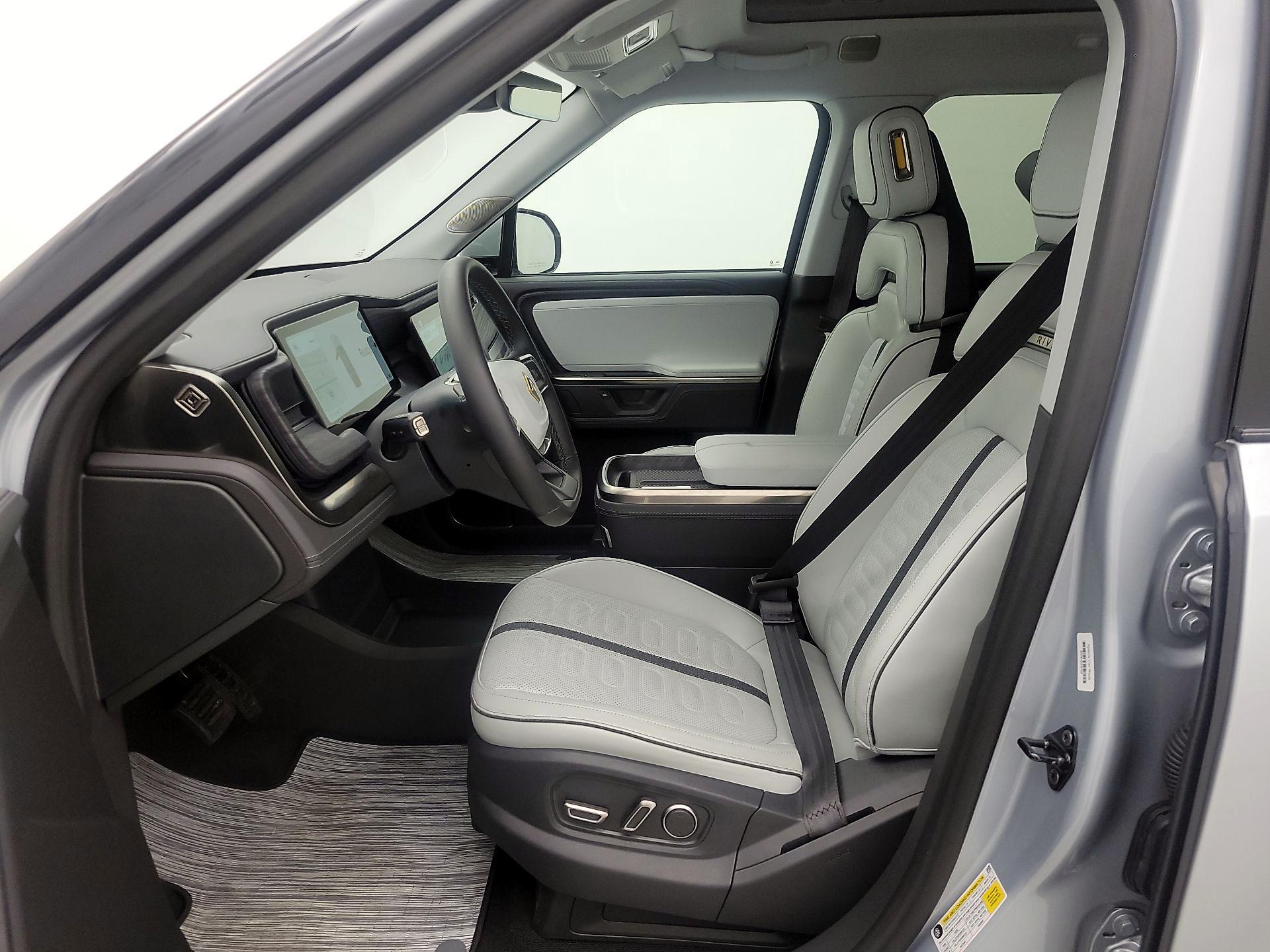 Thumbnail: 2025 Rivian R1S - 11