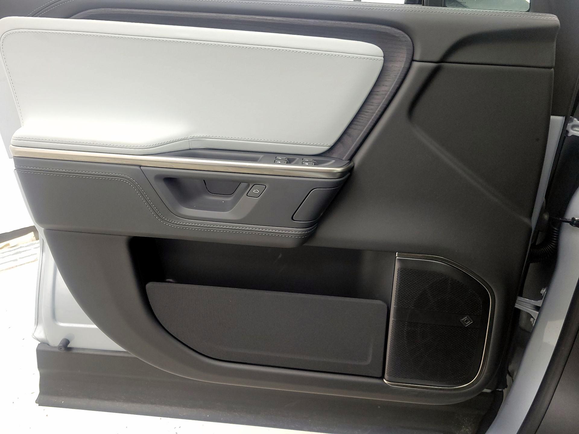 Thumbnail: 2025 Rivian R1S - 12