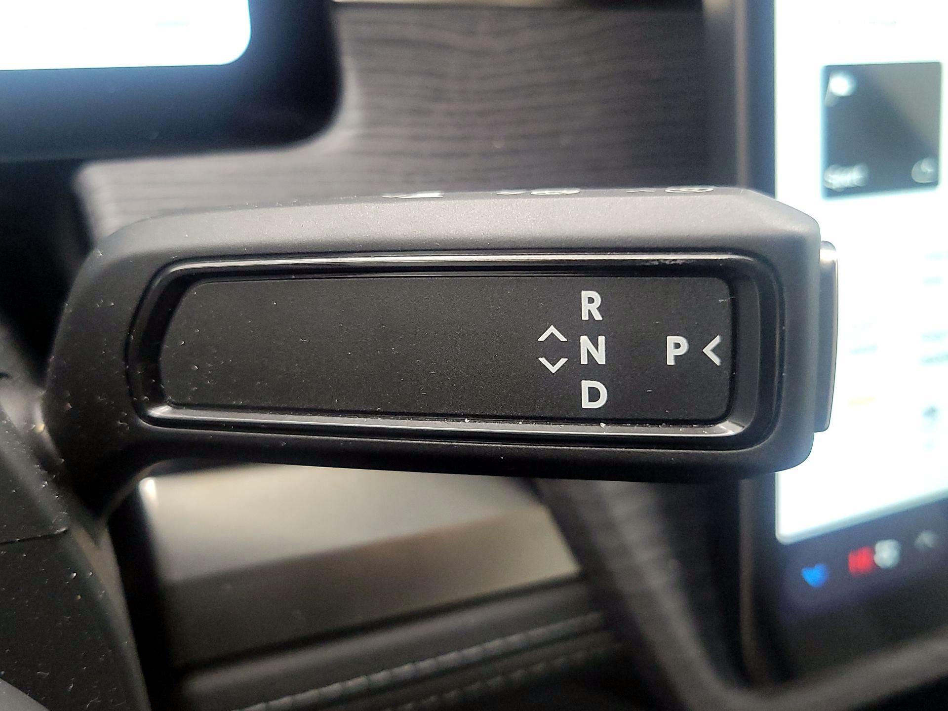 Thumbnail: 2025 Rivian R1S - 17