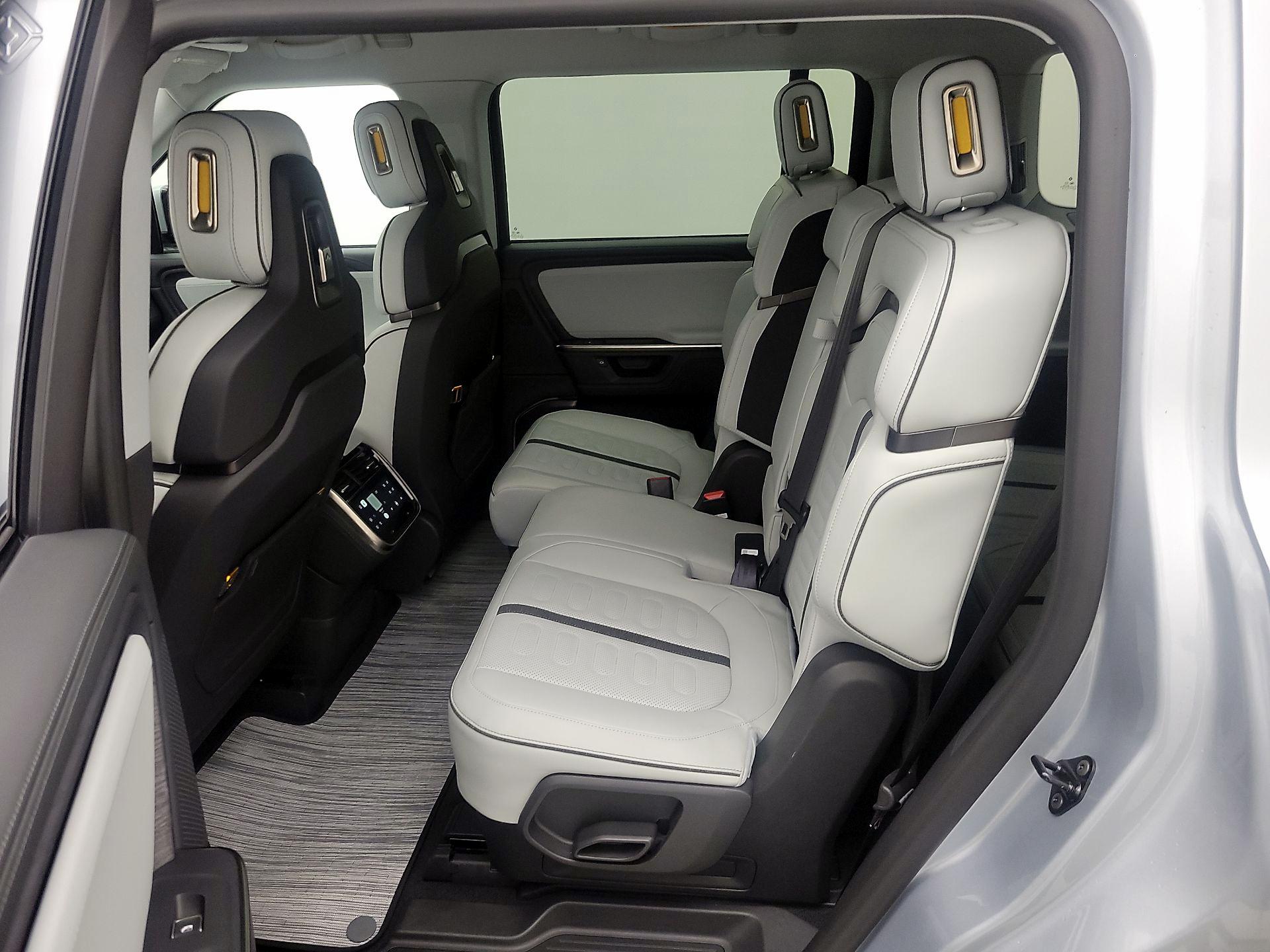 Thumbnail: 2025 Rivian R1S - 18