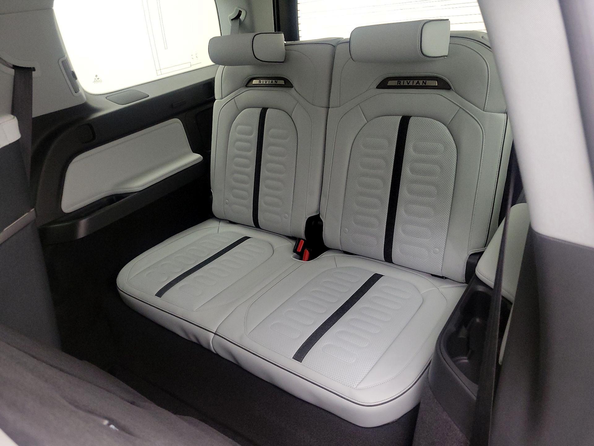 Thumbnail: 2025 Rivian R1S - 19