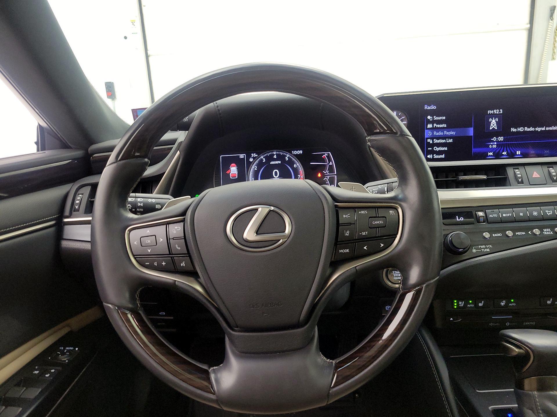 Thumbnail: 2020 Lexus ES - 10