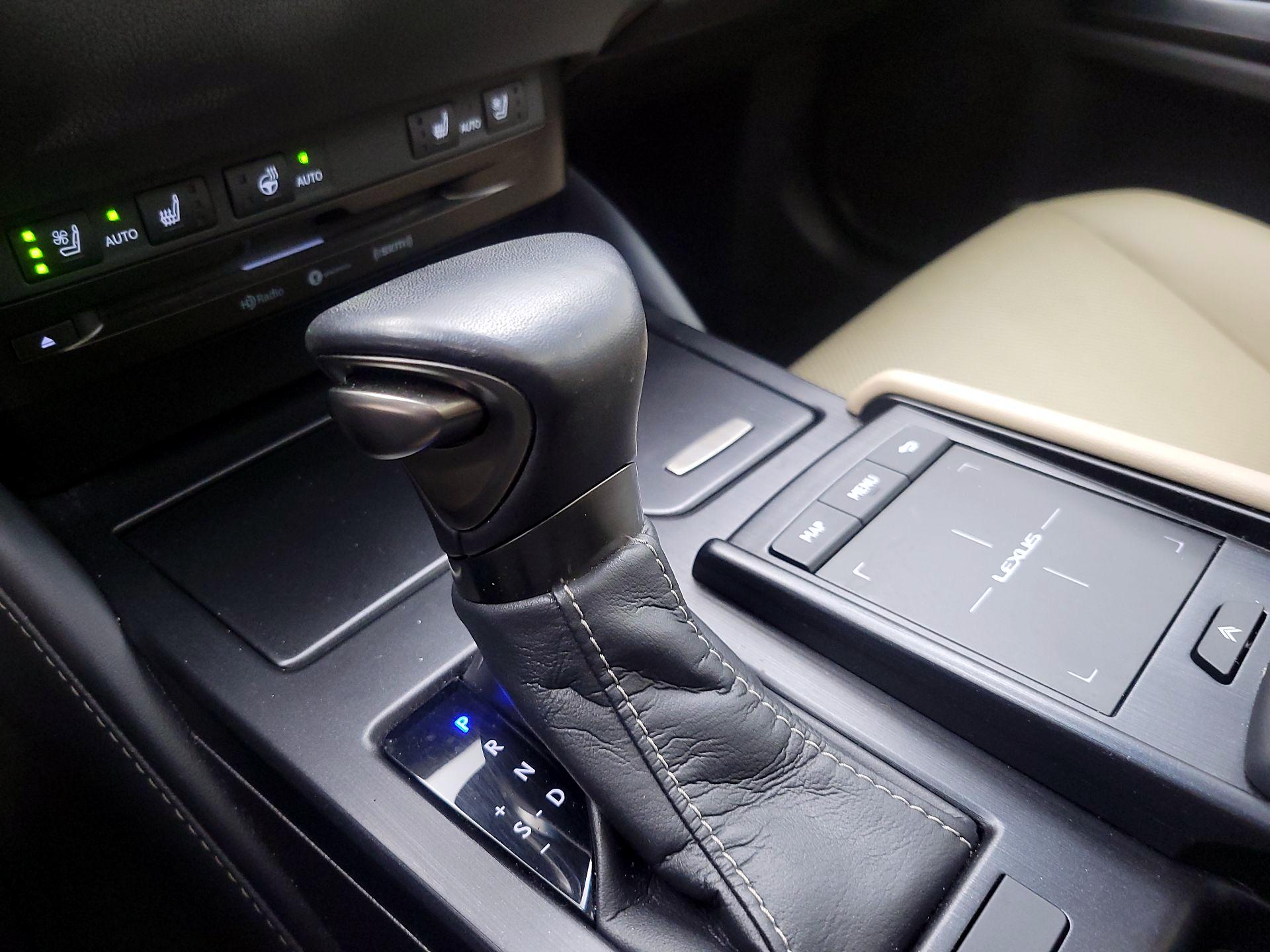 Thumbnail: 2020 Lexus ES - 16