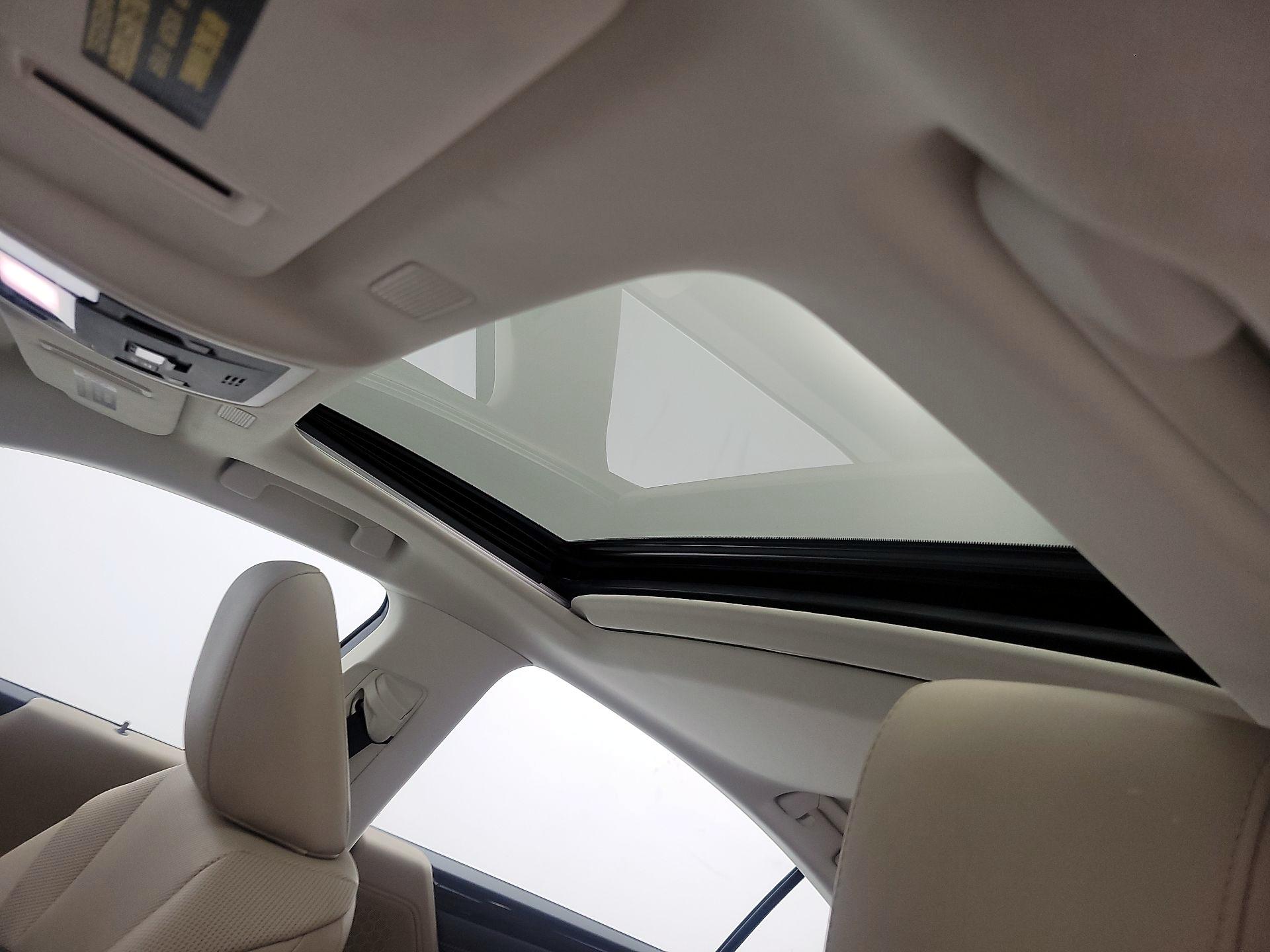 Thumbnail: 2020 Lexus ES - 17