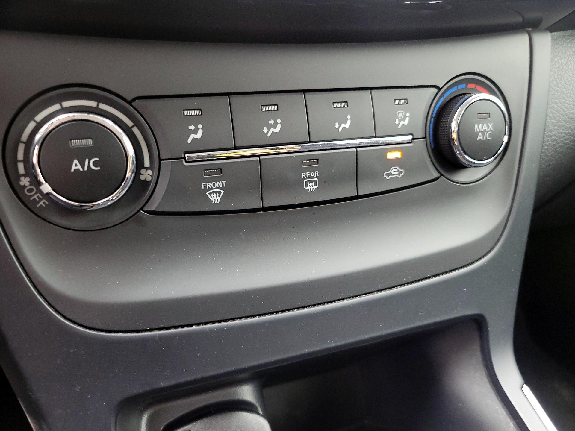 Thumbnail: 2017 Nissan Sentra - 16