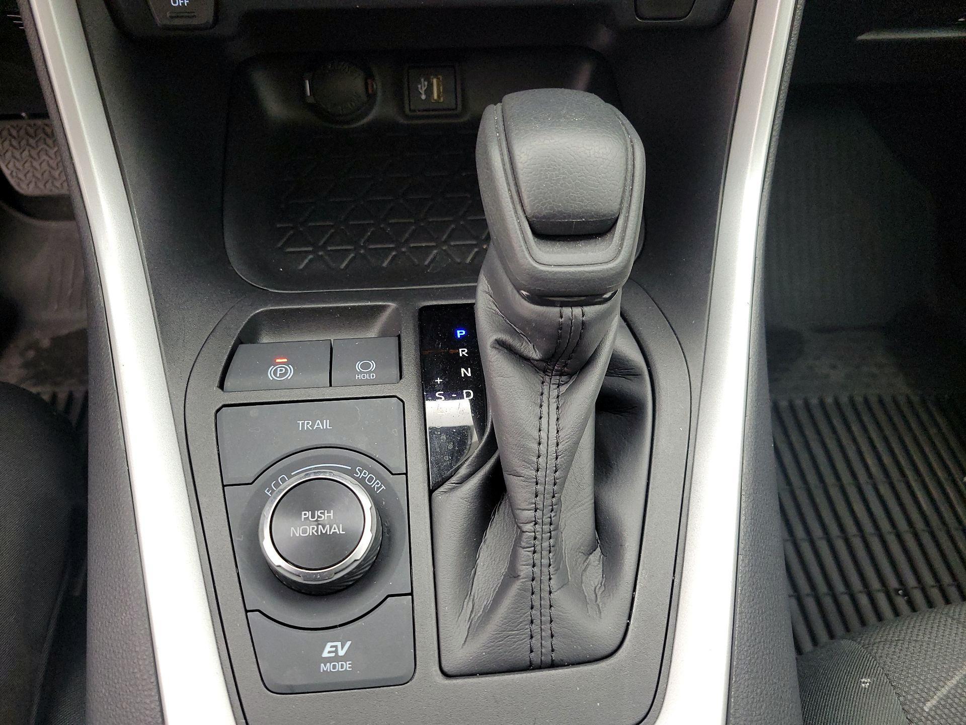 Thumbnail: 2023 Toyota RAV4 - 17