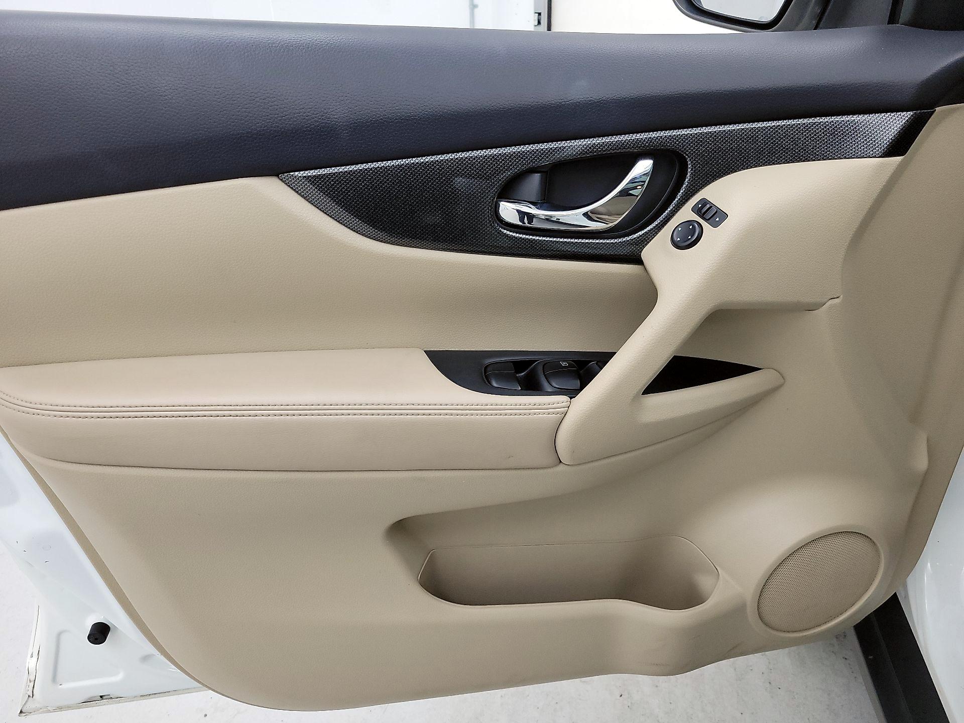 Thumbnail: 2016 Nissan Rogue - 12