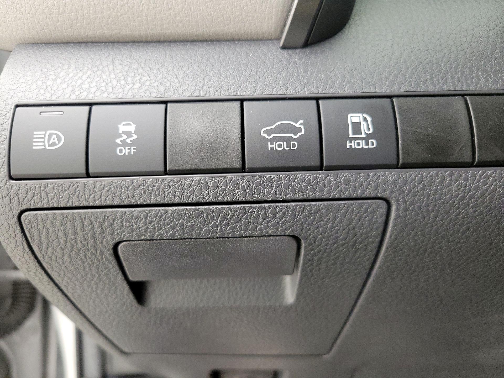 Thumbnail: 2019 Toyota Camry - 13