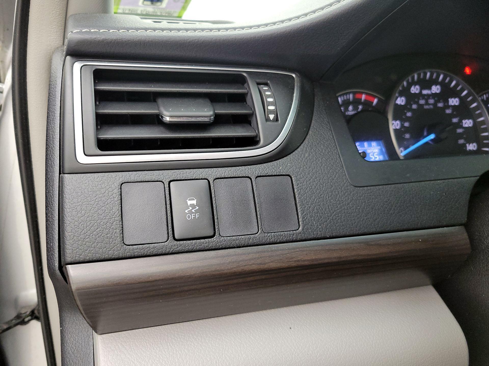 Thumbnail: 2015 Toyota Camry - 13