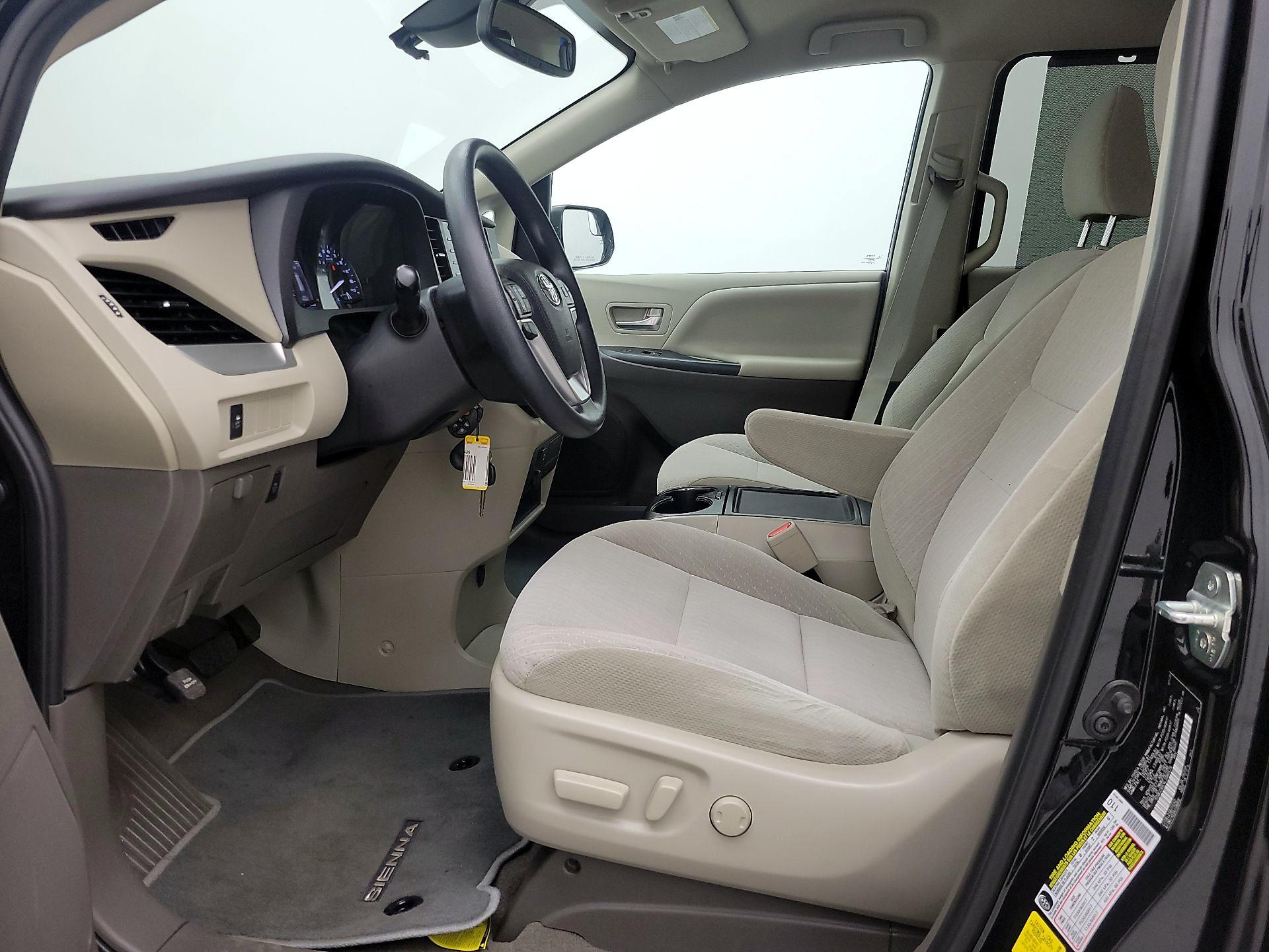 Thumbnail: 2020 Toyota Sienna - 11