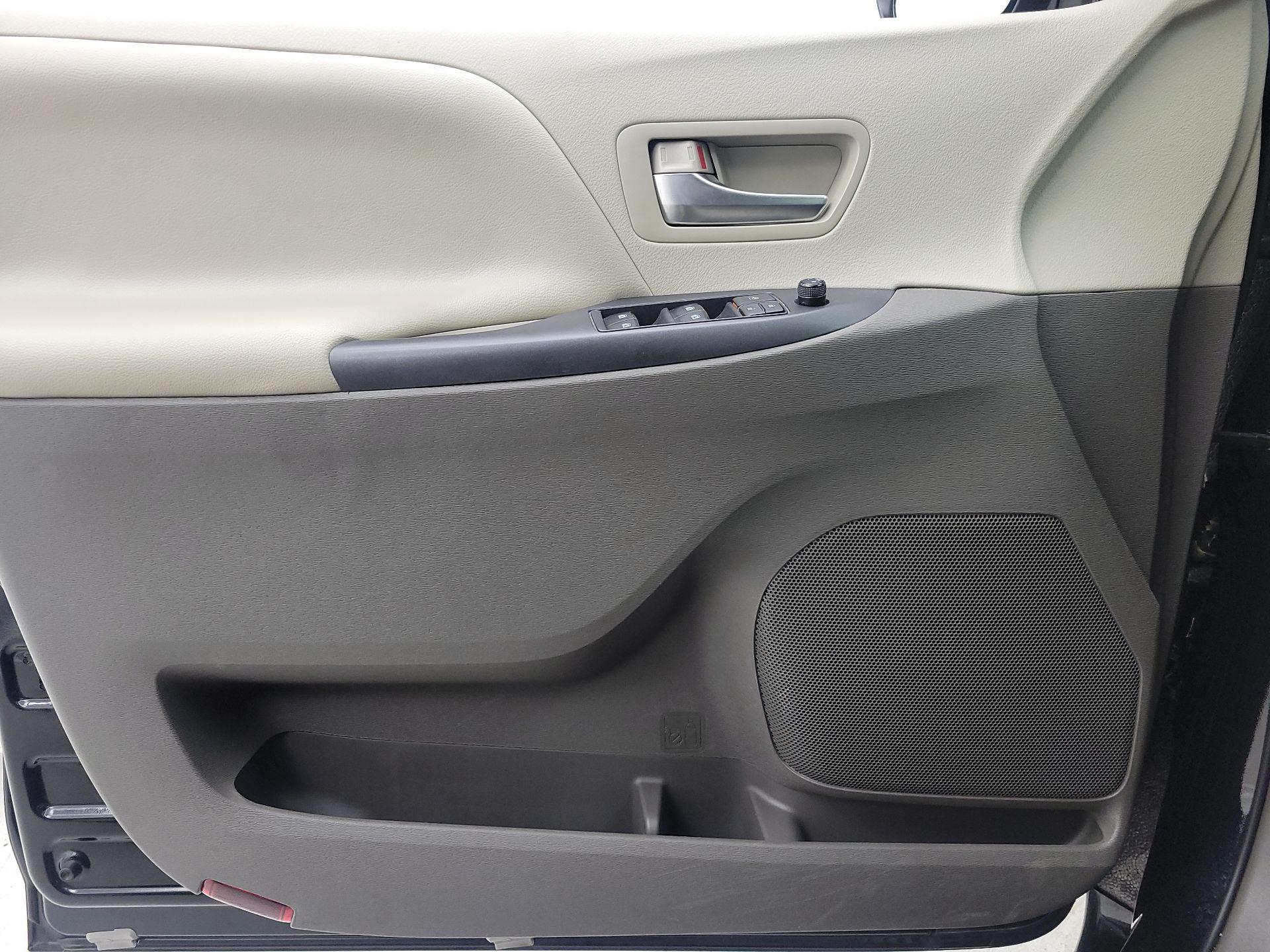 Thumbnail: 2020 Toyota Sienna - 12