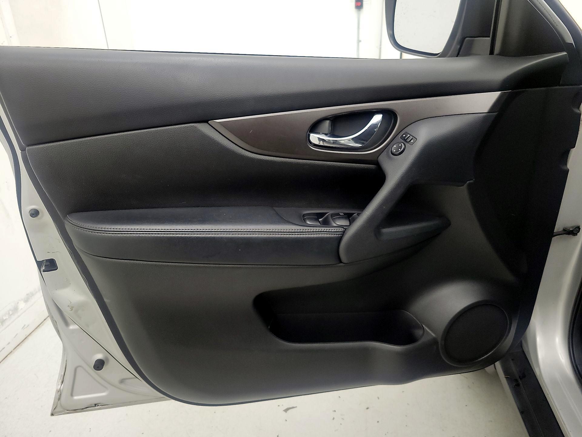 Thumbnail: 2015 Nissan Rogue - 12