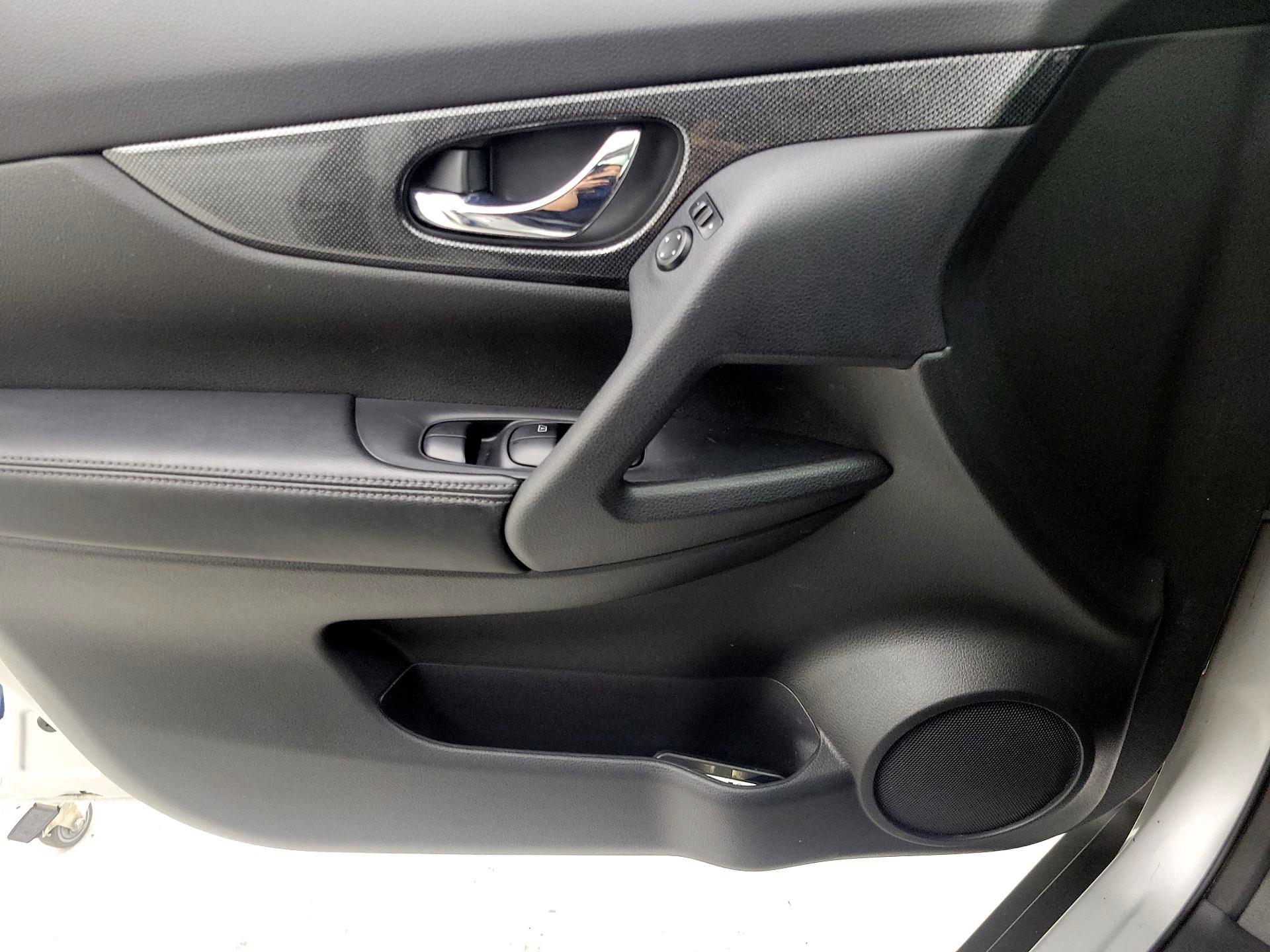 Thumbnail: 2015 Nissan Rogue - 12