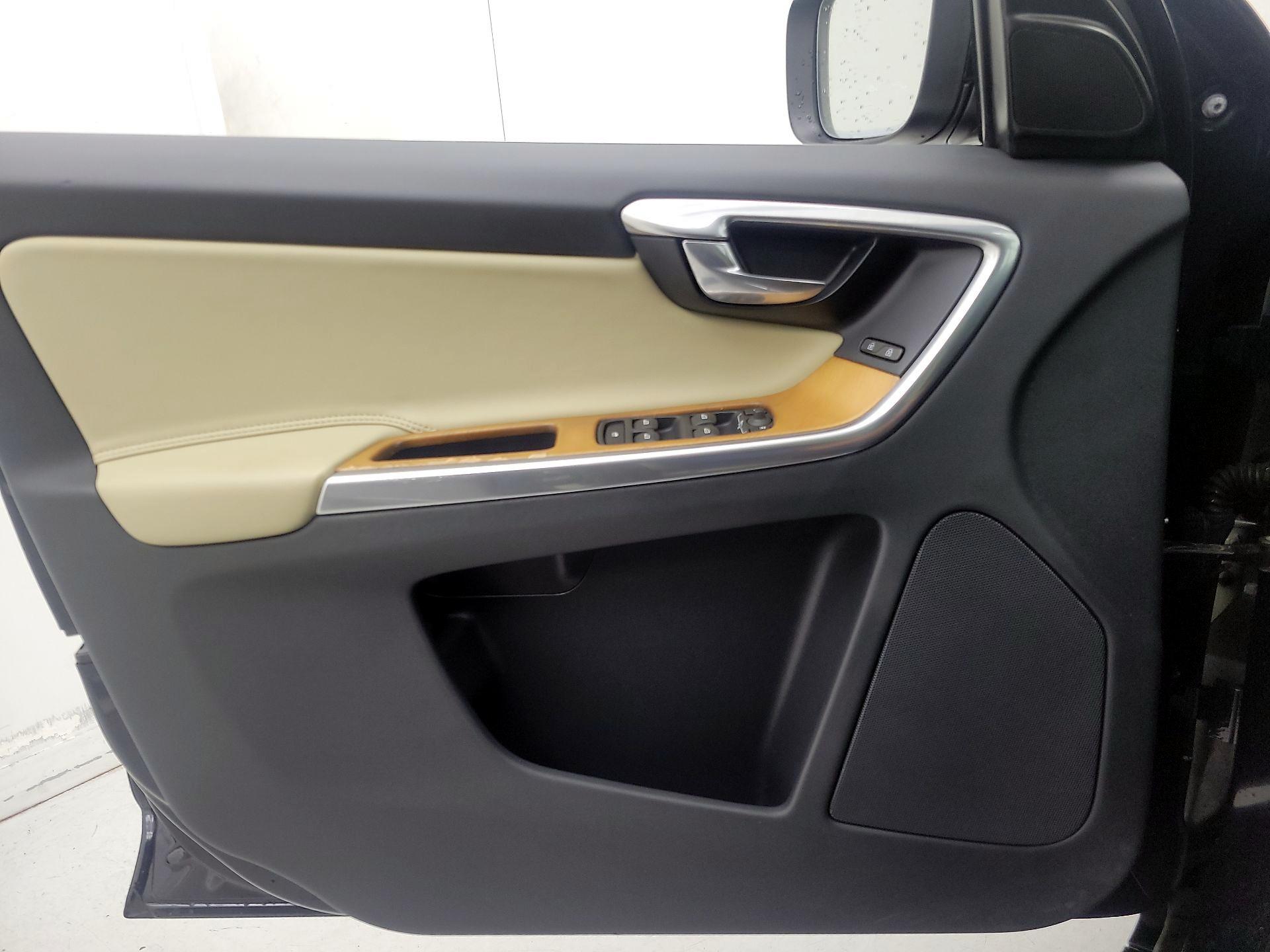 Thumbnail: 2017 Volvo XC60 - 12