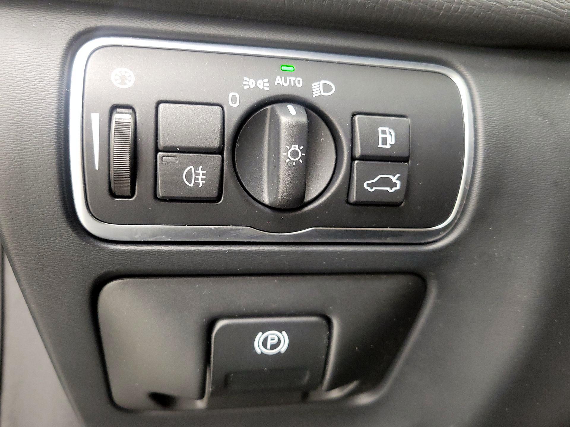 Thumbnail: 2017 Volvo XC60 - 13