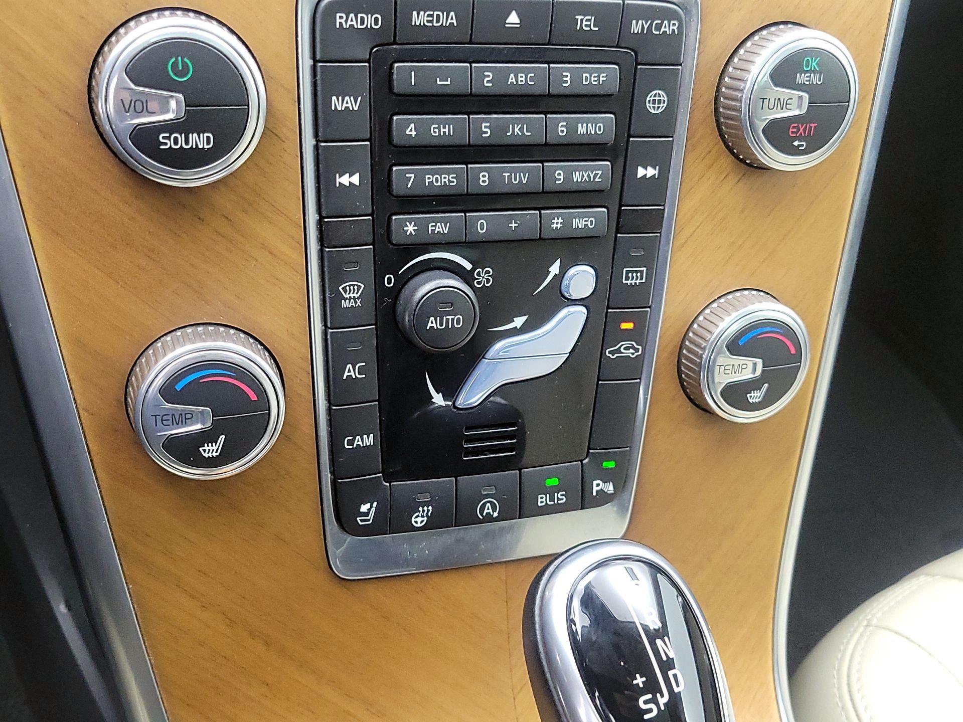 Thumbnail: 2017 Volvo XC60 - 17