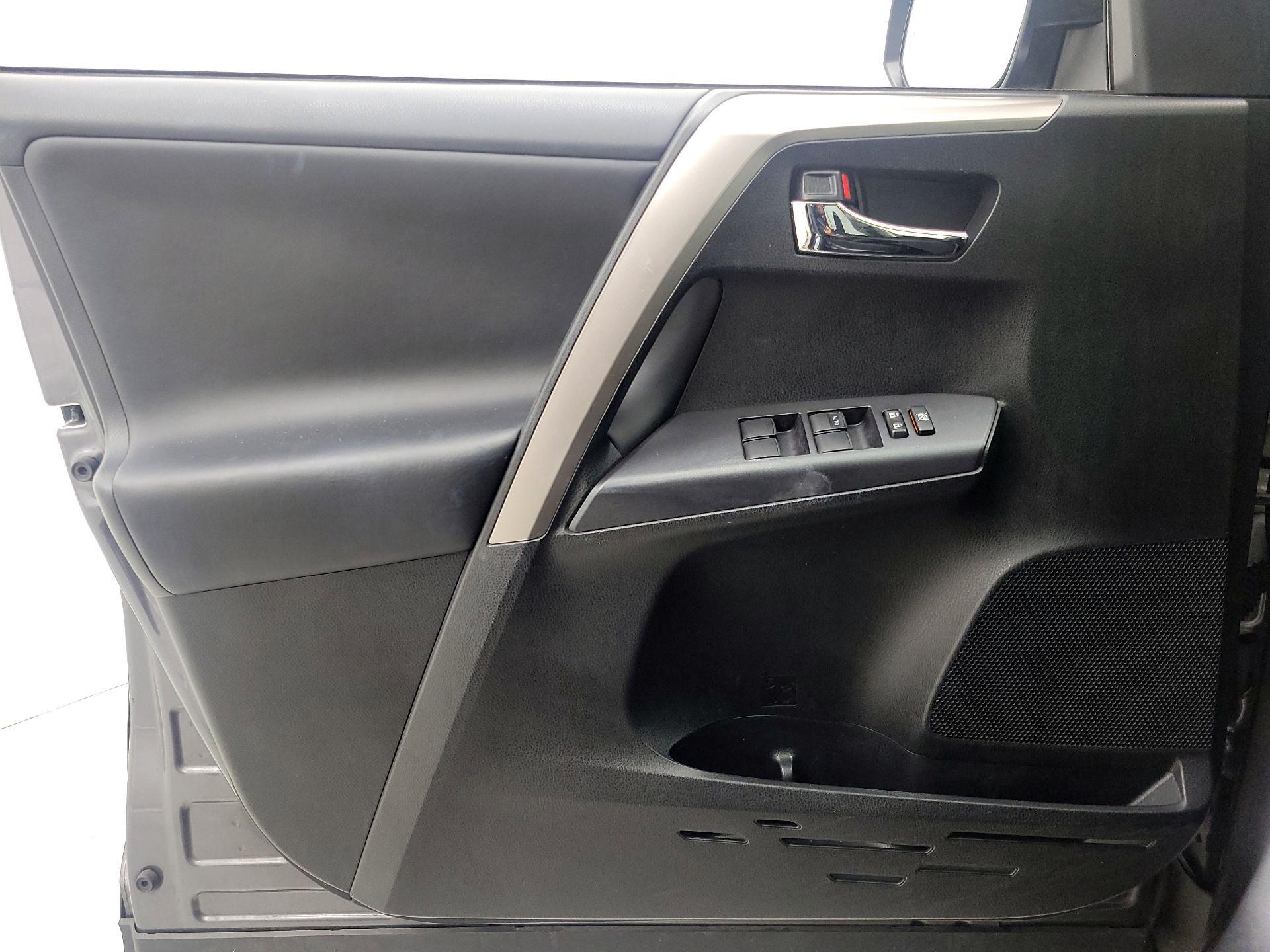 Thumbnail: 2018 Toyota RAV4 - 12