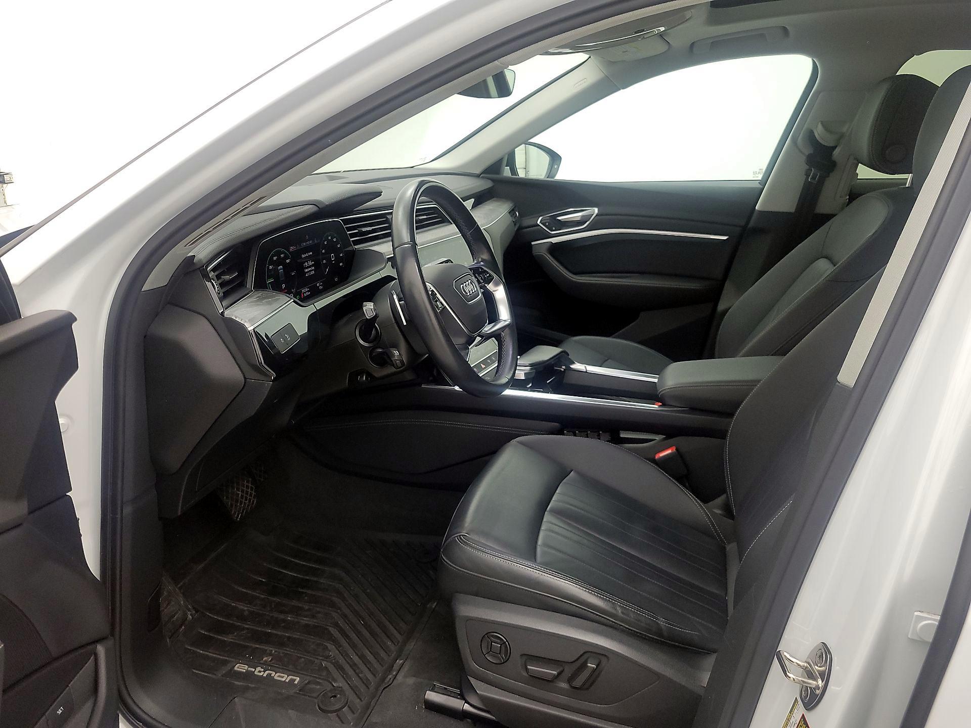 Thumbnail: 2022 Audi e-tron - 11